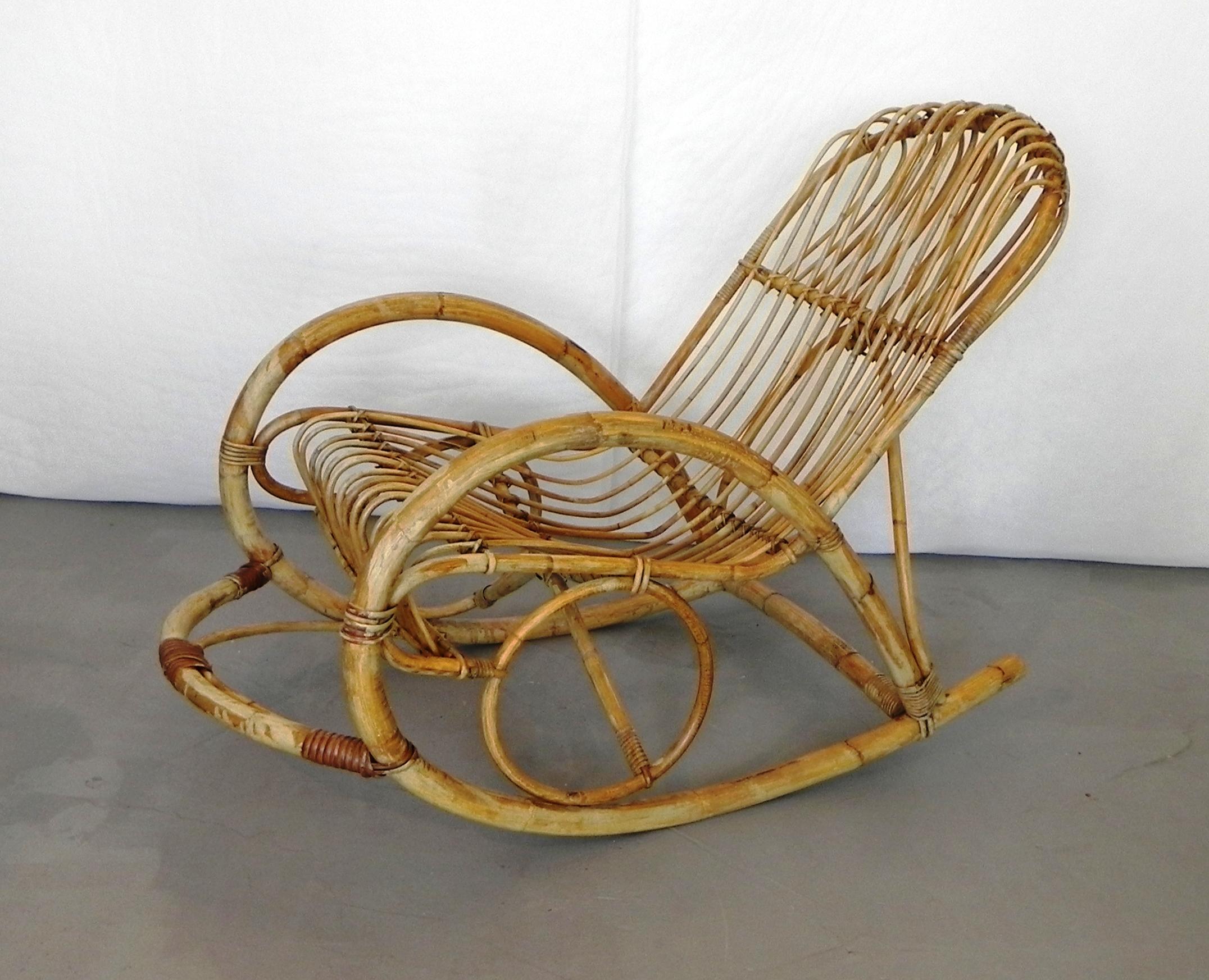 Hand-Crafted Poltrona a dondolo in Rattan di Rohe Noordwolde, anni '60 For Sale