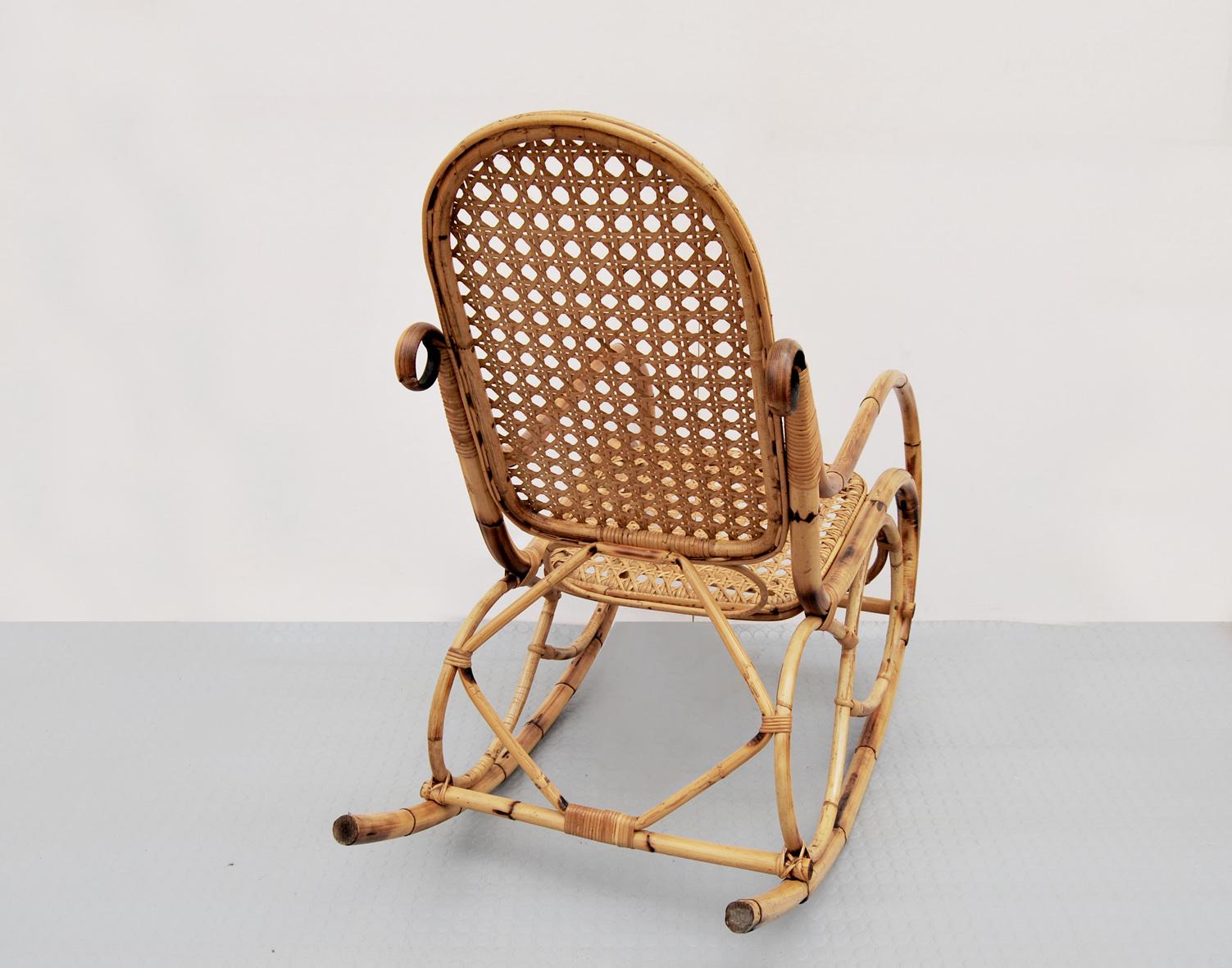 A beautiful 1960s Italian rocking lounge chair made of bamboo, rattan and Vienna straw. In the style of Franco Albini's 