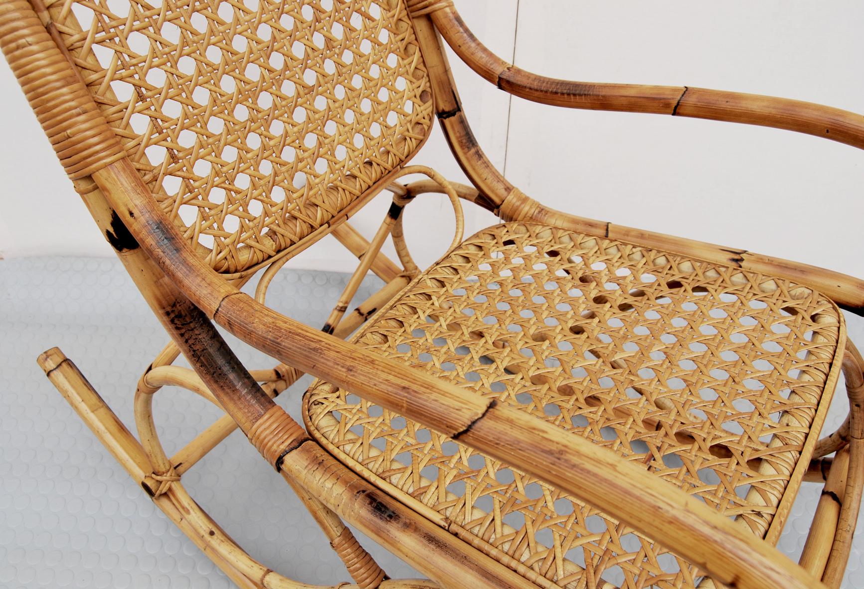 Mid-Century Modern Poltrona a dondolo Mid Century in bambù e rattan, Italia, anni '60 For Sale