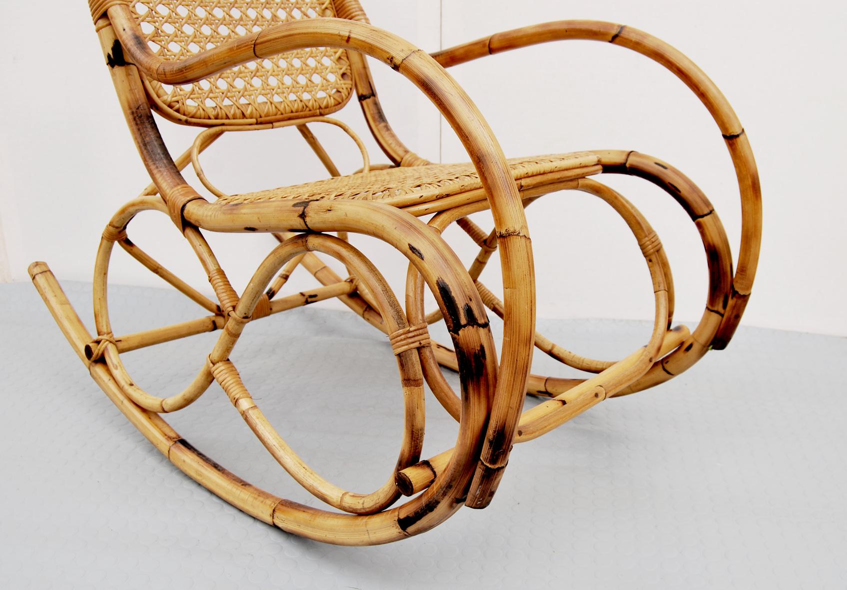 Italian Poltrona a dondolo Mid Century in bambù e rattan, Italia, anni '60 For Sale