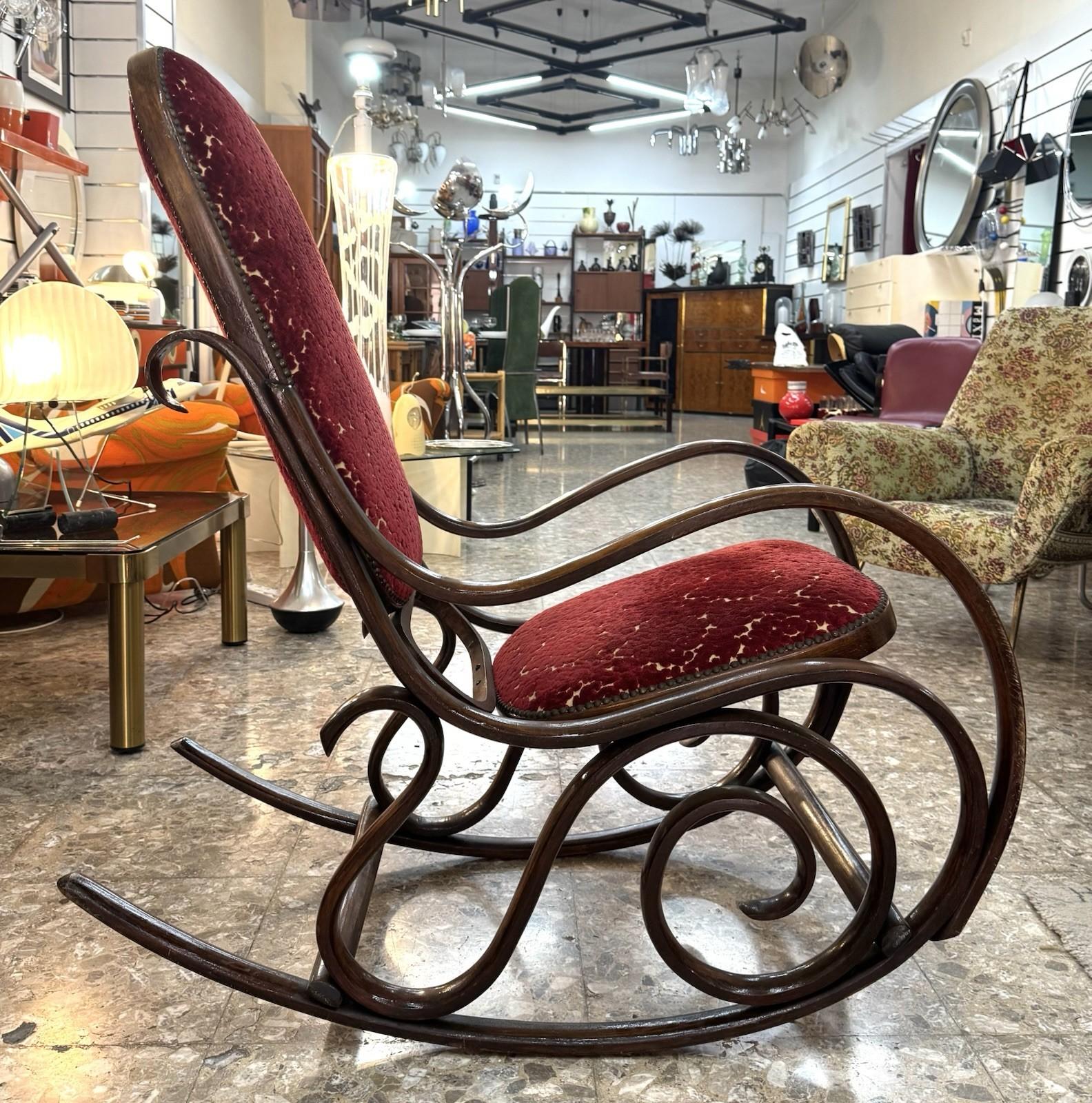 Poltrona A Dondolo Thonet Vintage Mid-Century Design in vendita 3