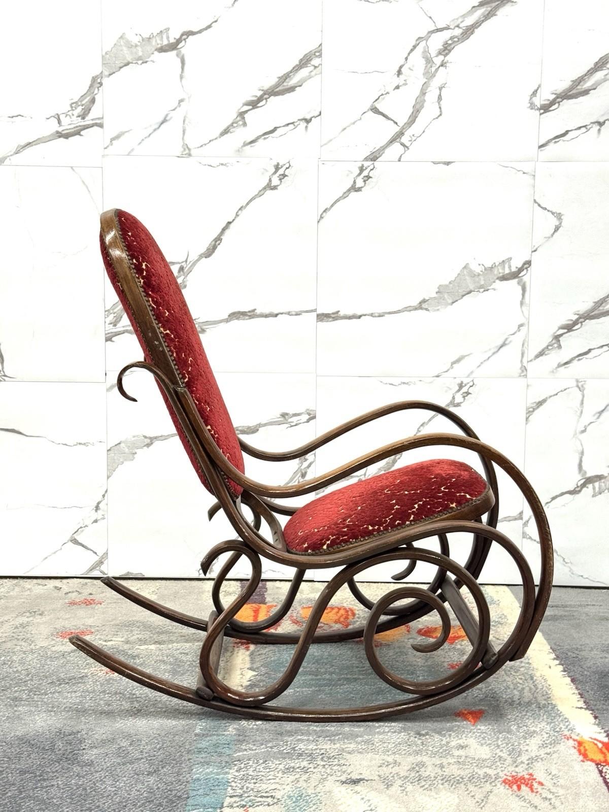 Poltrona A Dondolo Thonet Vintage Mid-Century Design im Zustand „Hervorragend“ im Angebot in Taranto, IT