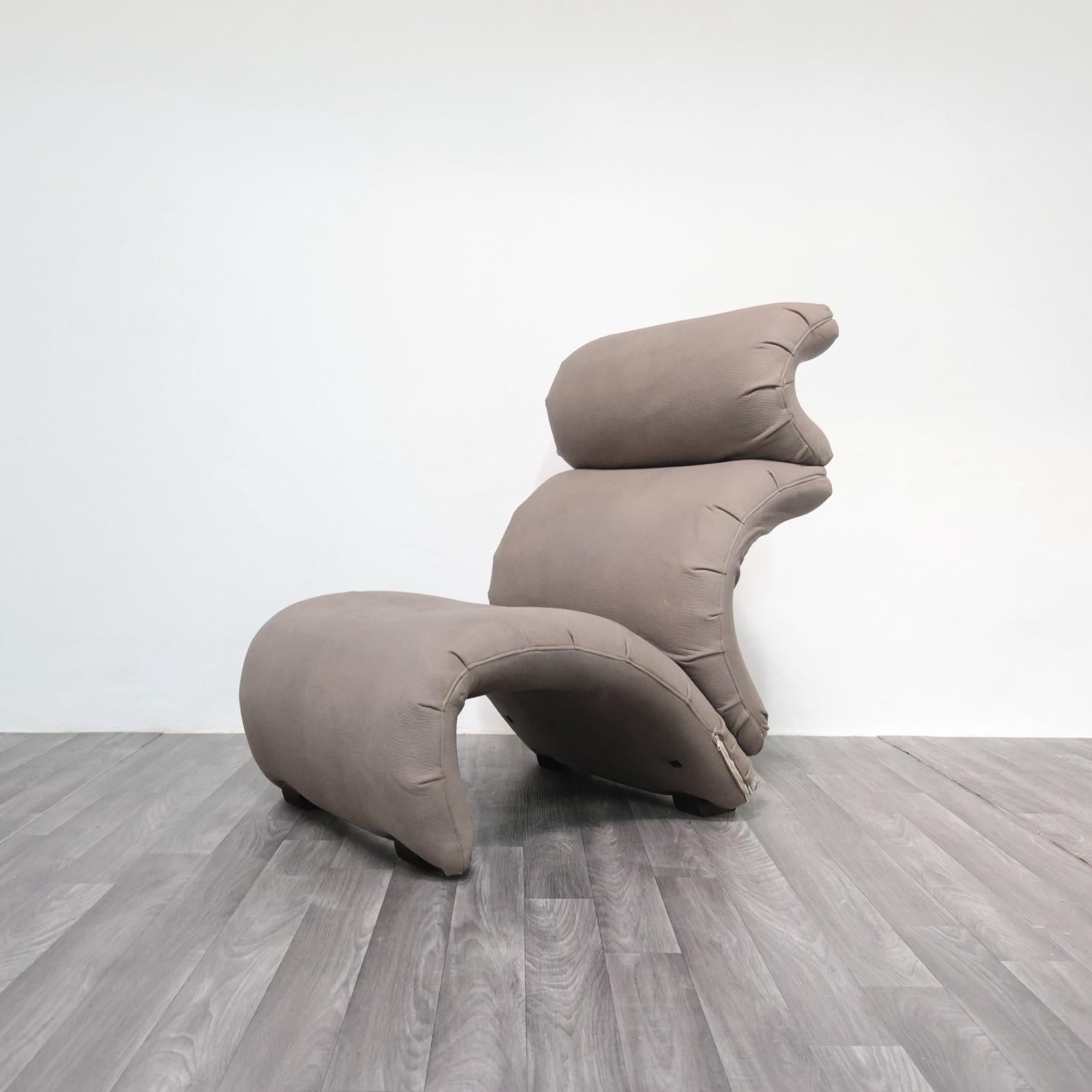 Silhouette originale des années 70-80, récemment rénovée avec un tissu moderne de haute qualité qui met en valeur sa silhouette sculpturale. Le design s'inspire de l'emblématique Design/One, conçu par Achille et Pier Giacomo Castiglioni pour