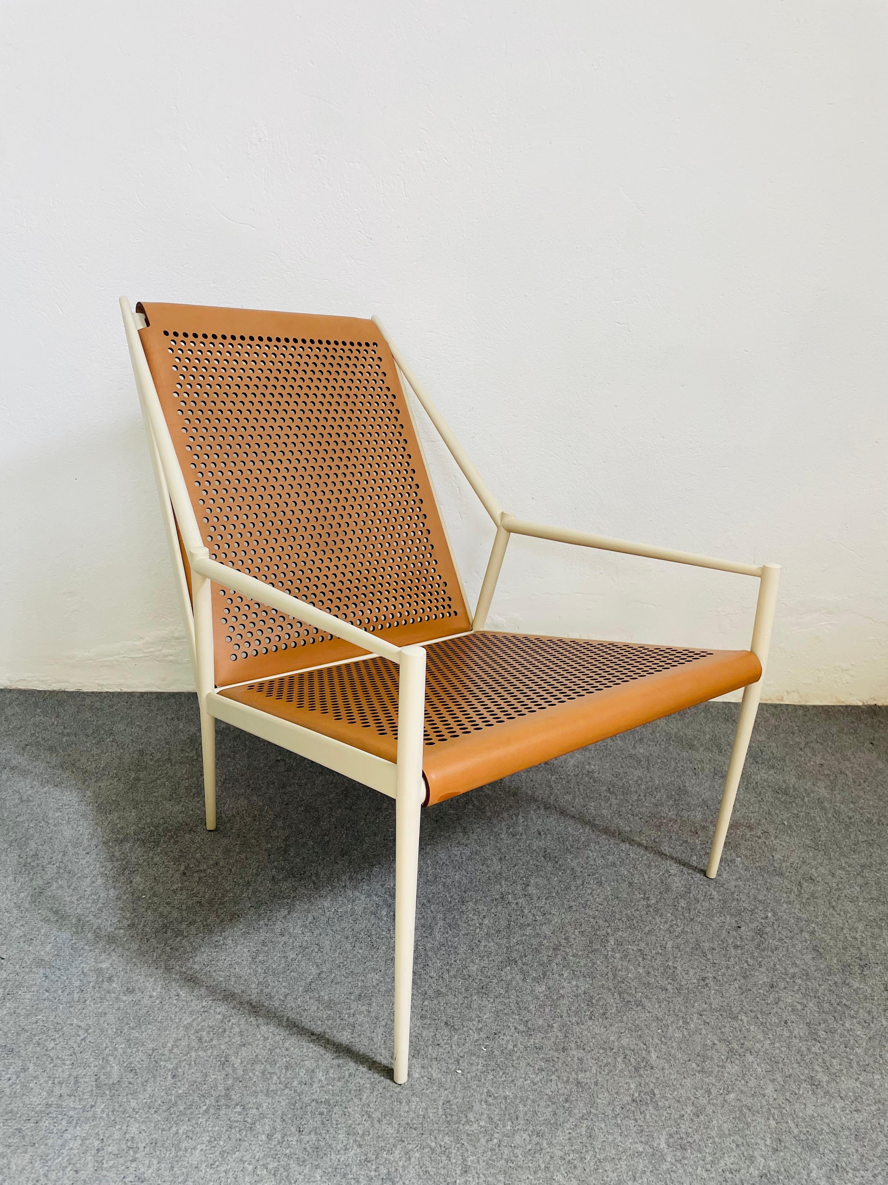 La poltrona Acciaio Lounge si ispira alla classica bicicletta da corsa in accaio. 
E' un prodotto prezioso dove tecnologia ed alta artigialità si mixano perfettamente.
La poltrona in questione è in buone condizioni generali, presenta qualche piccola