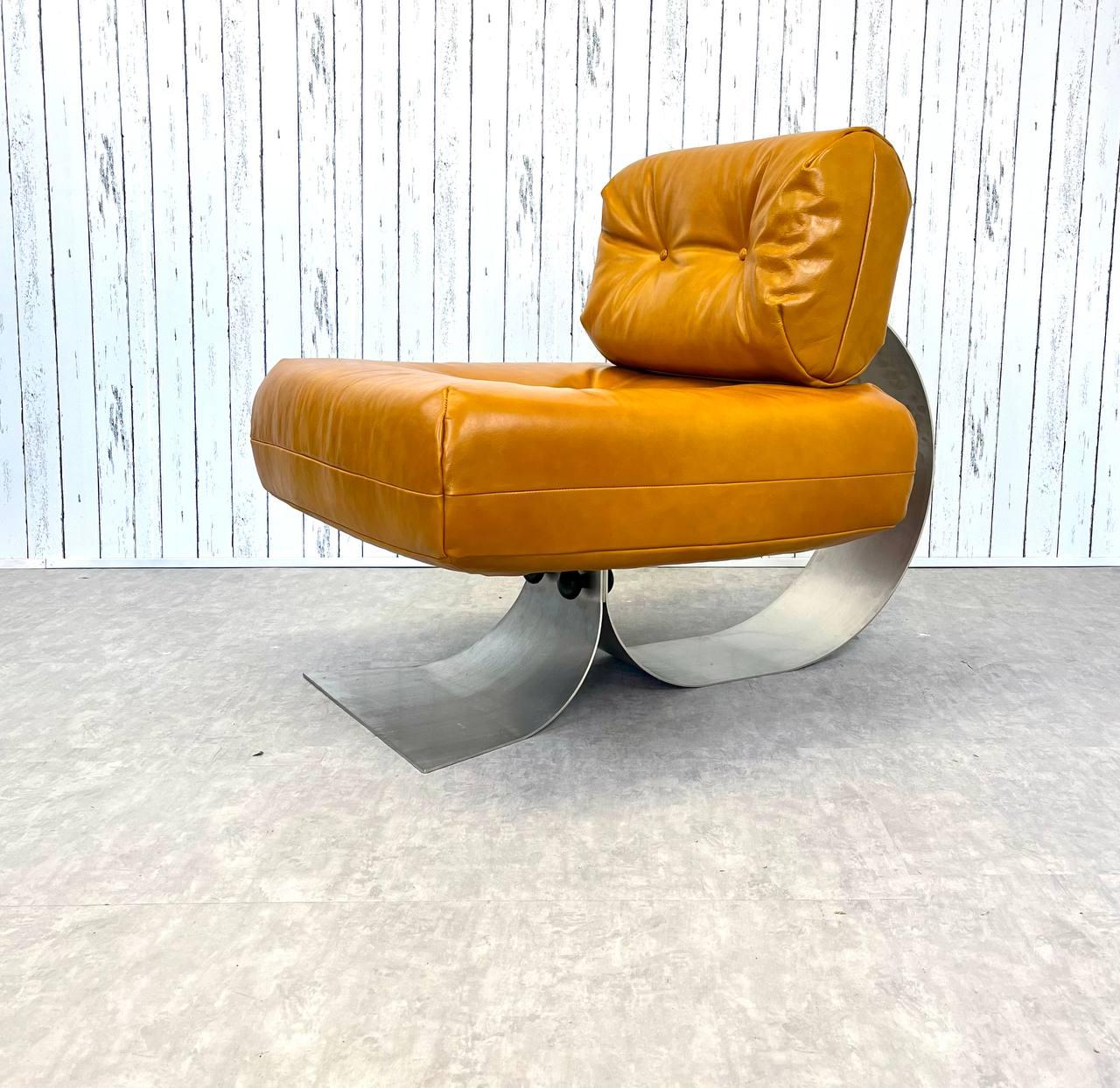 CONTACT FOR ACTUAL SHIPPING COSTS.

Fantastic and iconic 'Alta' lounge chair with ottoman designed by Brazilian architect Oscar Niemeyer and manufactured by Mobilier International in France. Made of steel with mustard-colored leather upholstery,