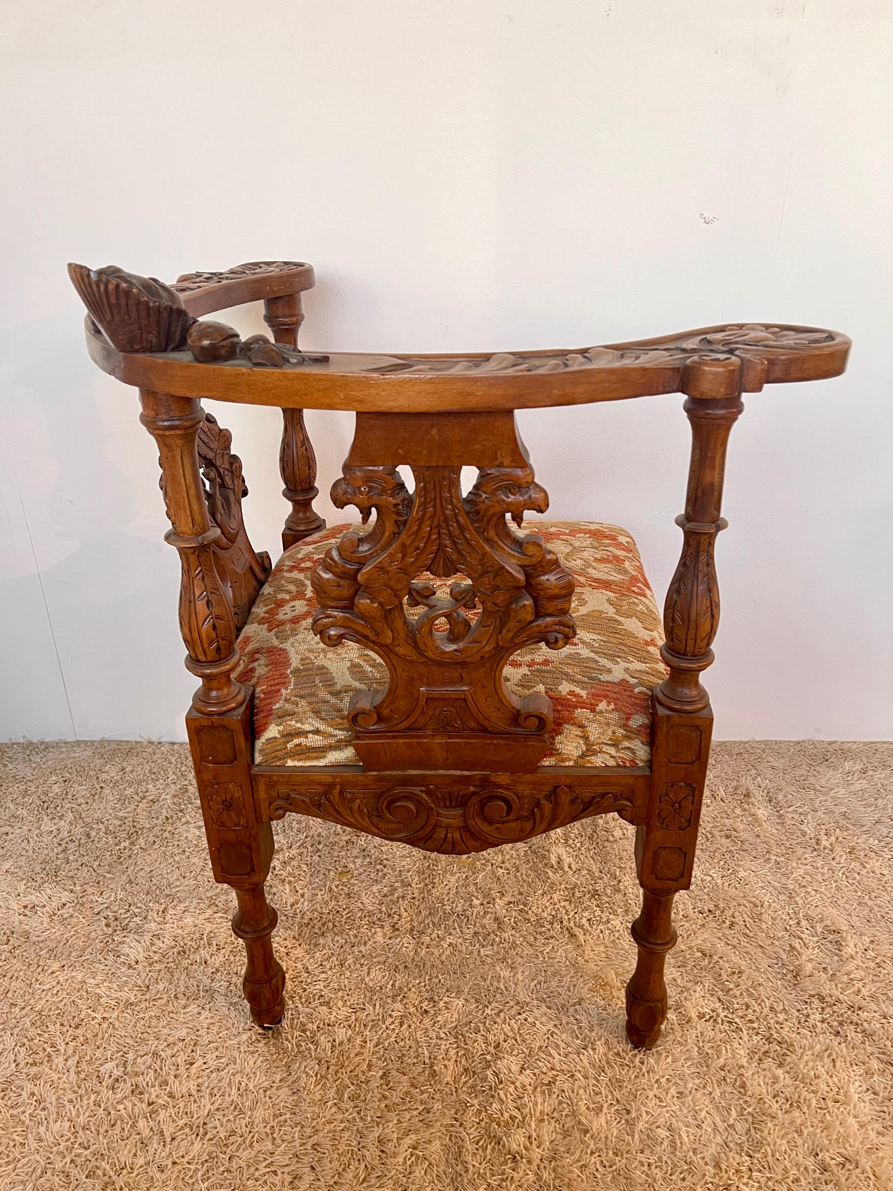 Fauteuil d'angle de style victorien en bois sculpté 1950 Italie en vente 3