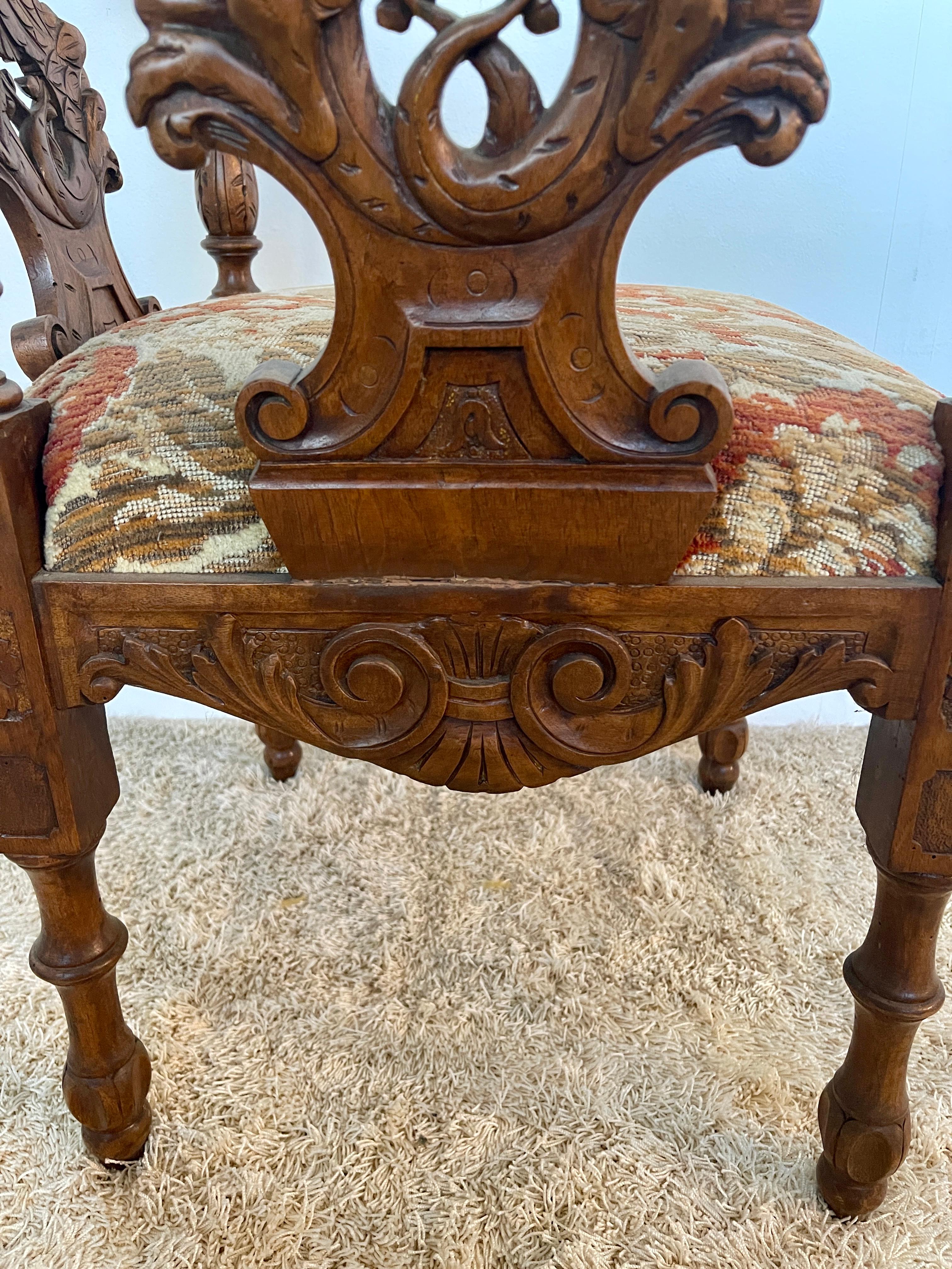 Fauteuil d'angle de style victorien en bois sculpté 1950 Italie en vente 4
