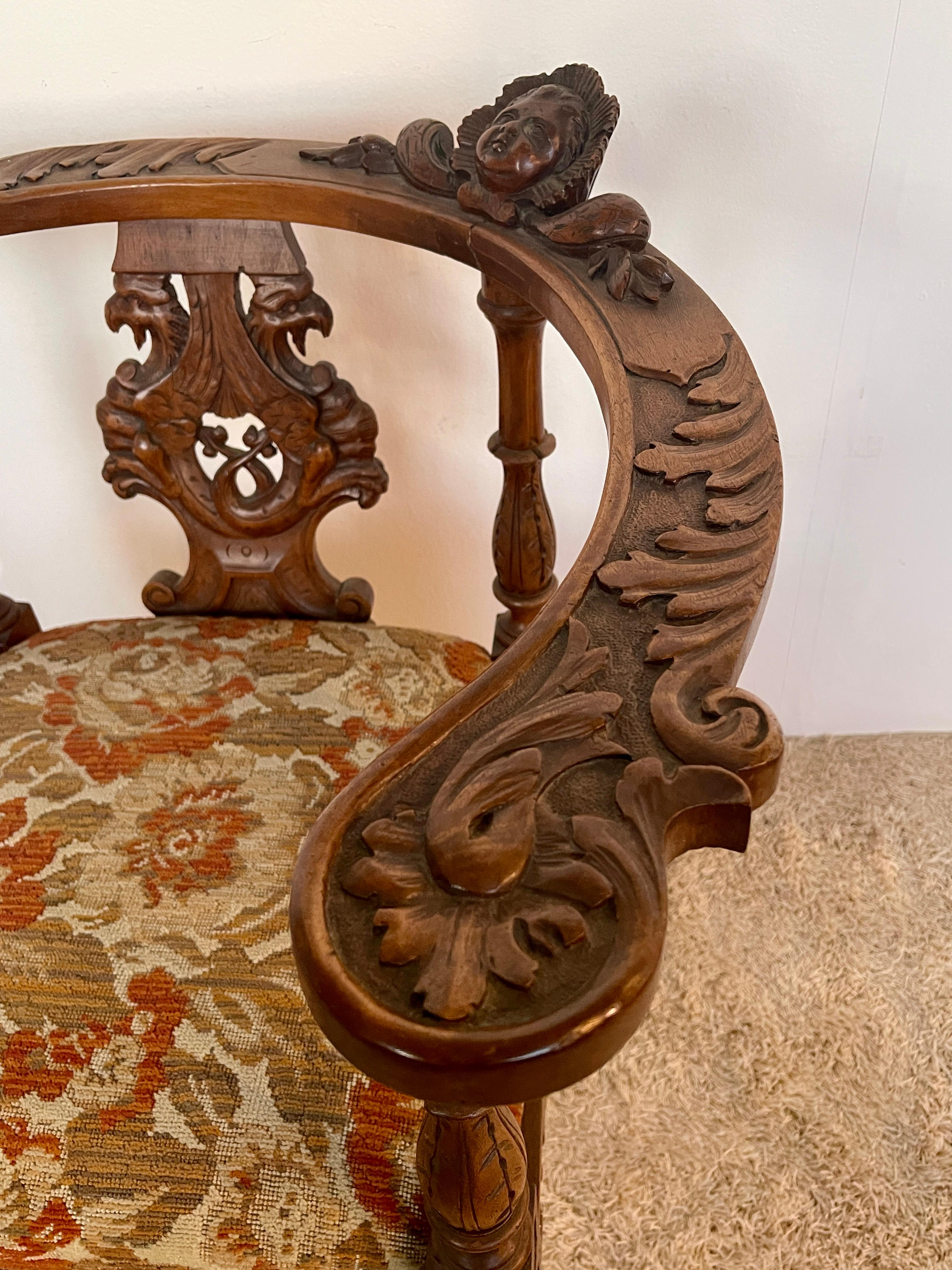 Fauteuil d'angle de style victorien en bois sculpté 1950 Italie en vente 5