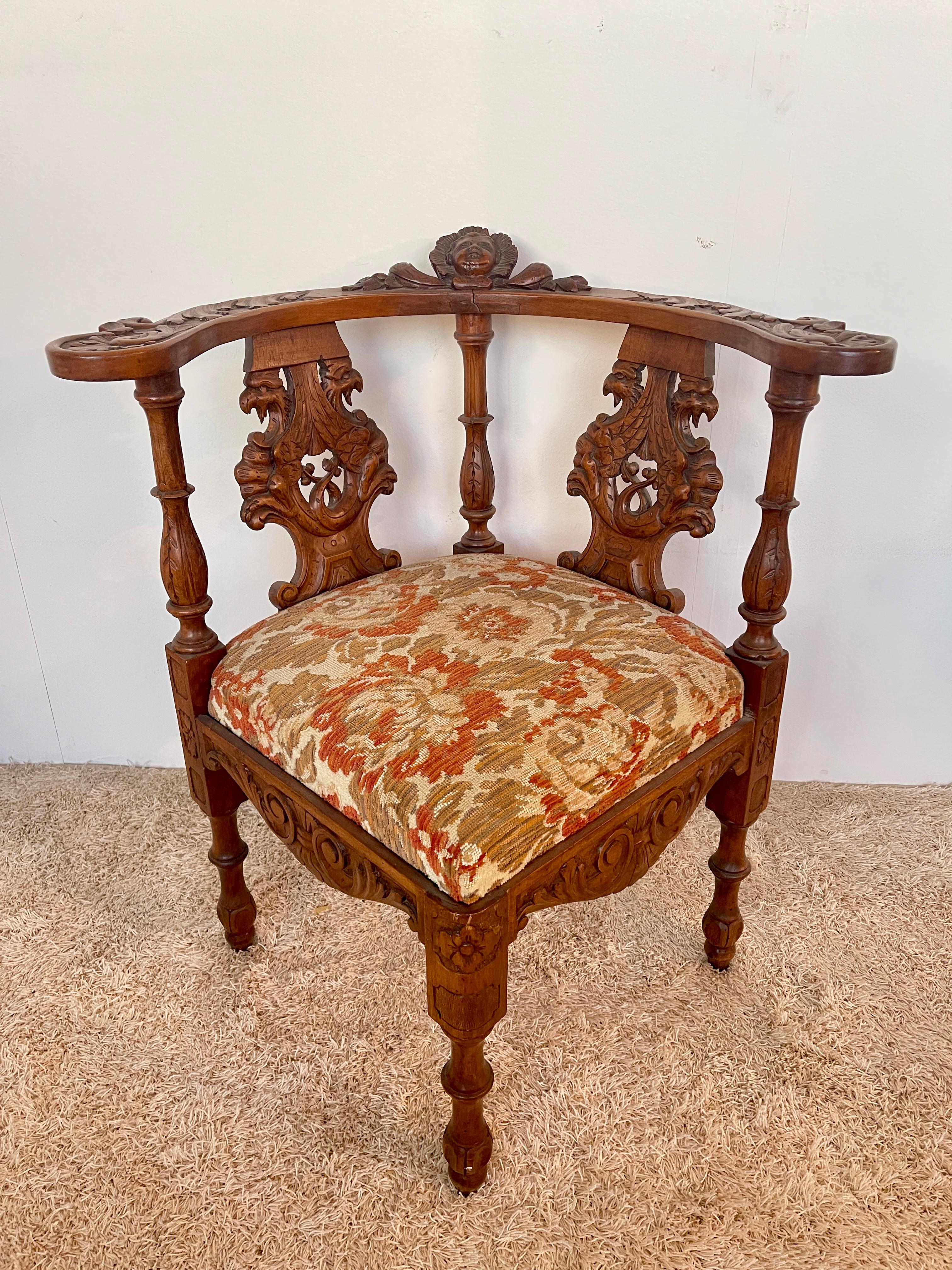 Autre Fauteuil d'angle de style victorien en bois sculpté 1950 Italie en vente