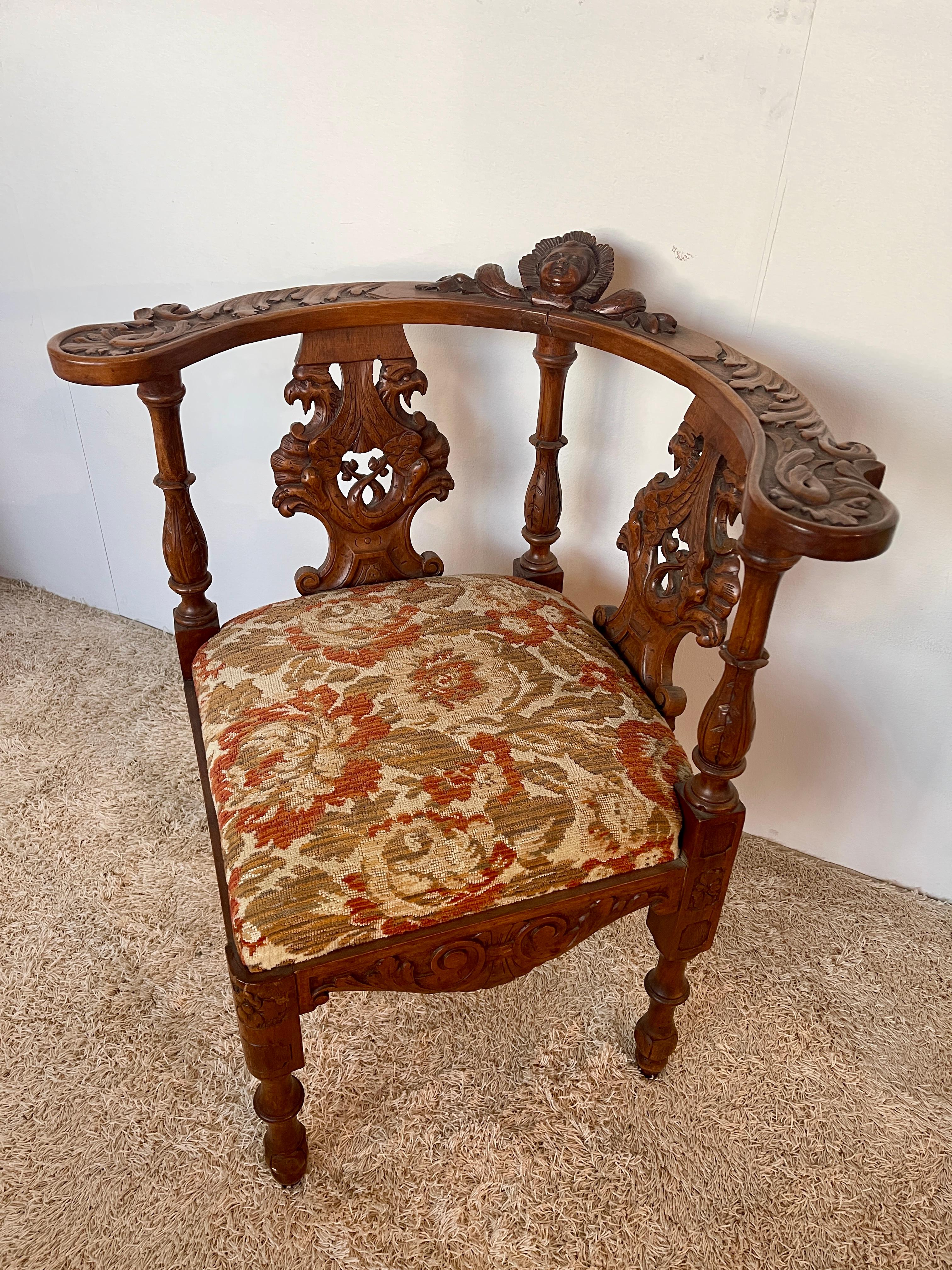 Italian Fauteuil d'angle de style victorien en bois sculpté 1950 Italie en vente