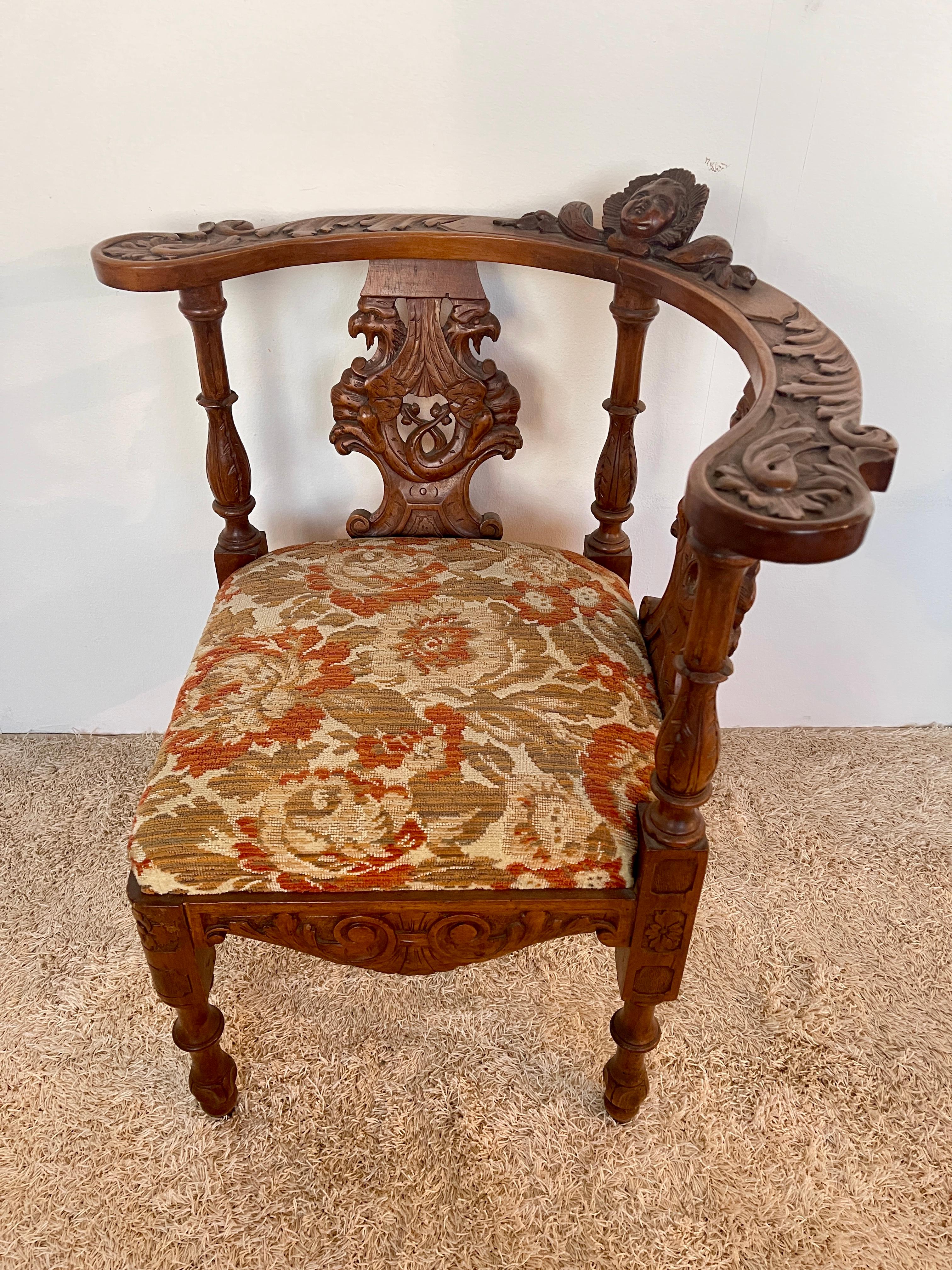 Autre Fauteuil d'angle de style victorien en bois sculpté 1950 Italie en vente