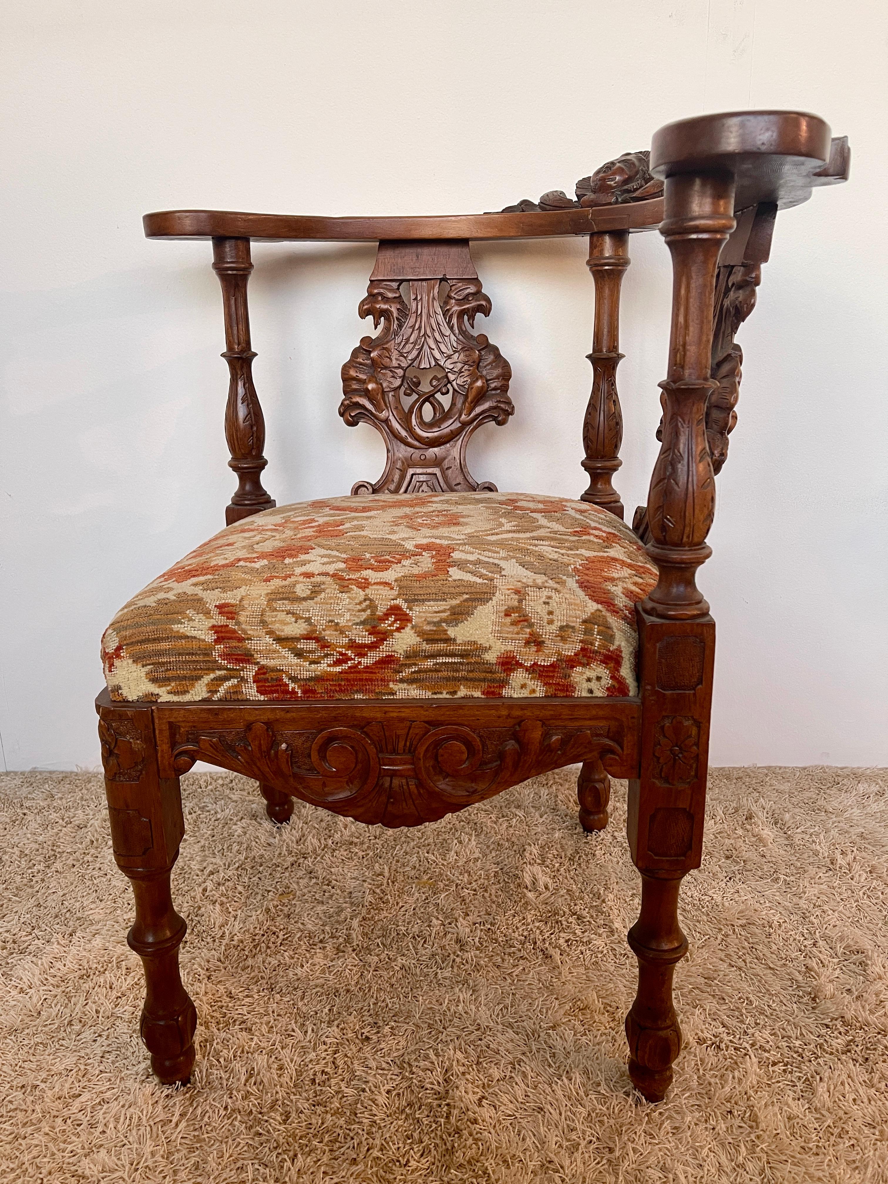 Fauteuil d'angle de style victorien en bois sculpté 1950 Italie Excellent état - En vente à Cantù, IT