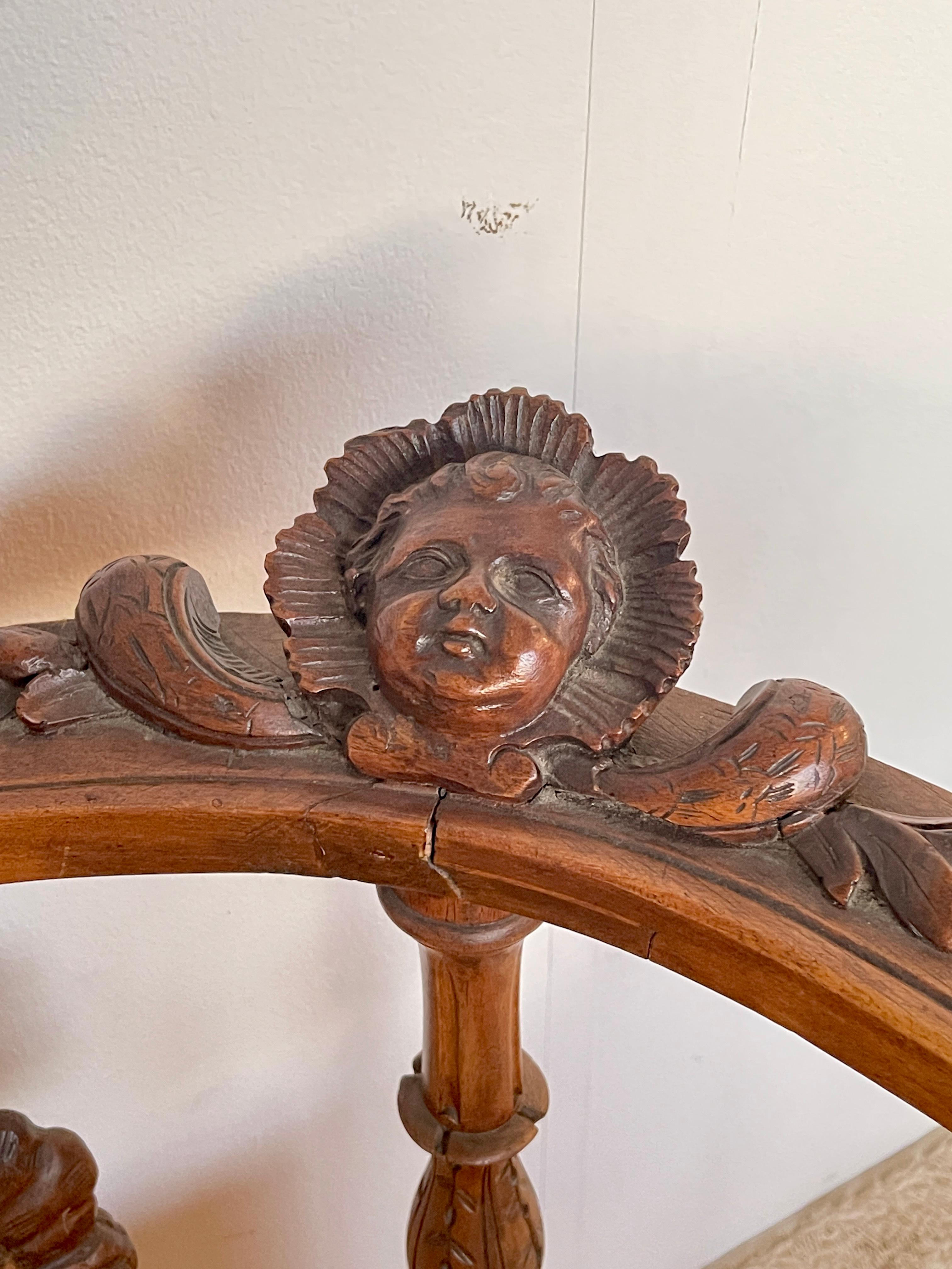 Bois Fauteuil d'angle de style victorien en bois sculpté 1950 Italie en vente