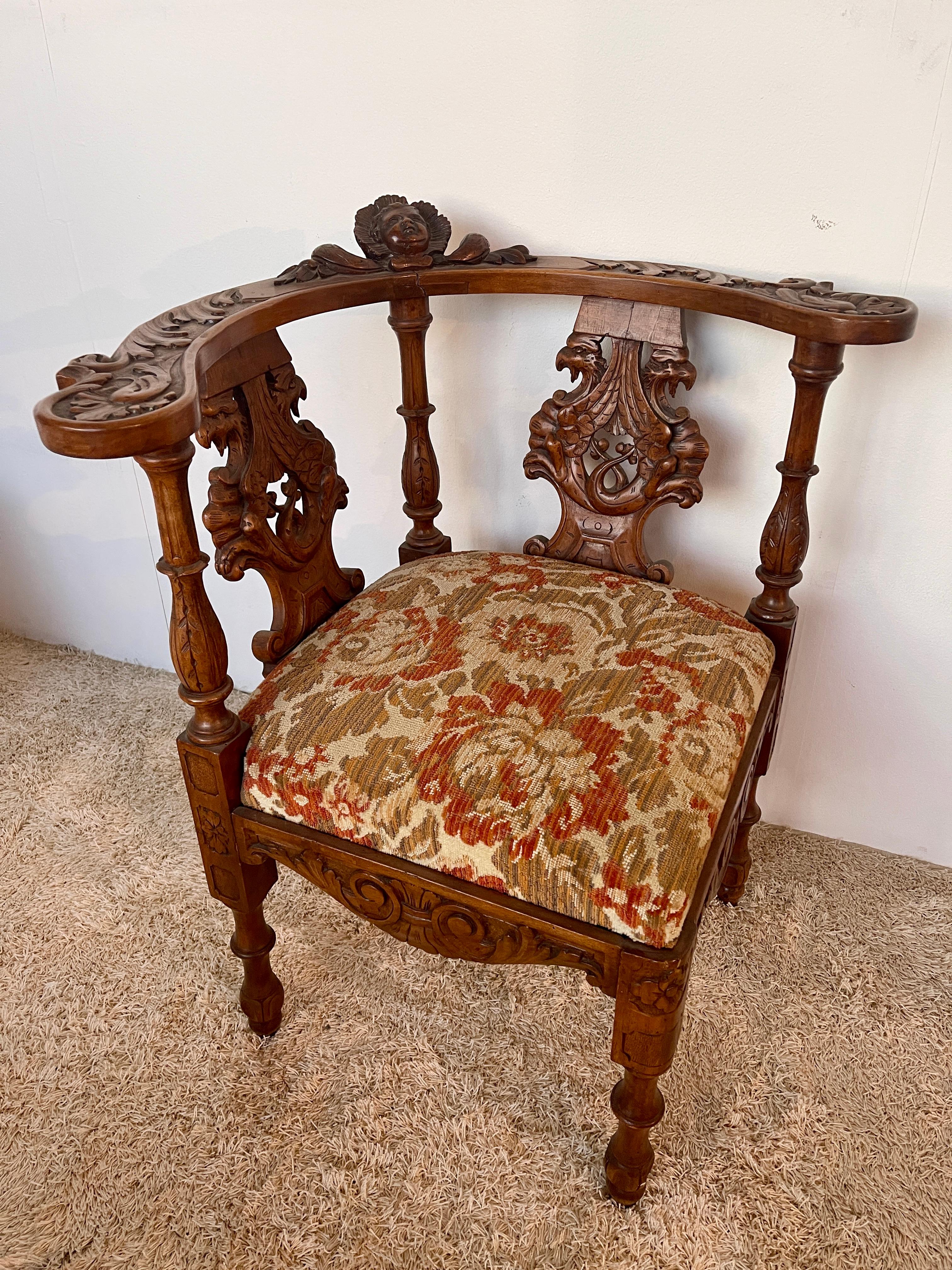 Fauteuil d'angle de style victorien en bois sculpté 1950 Italie en vente 1