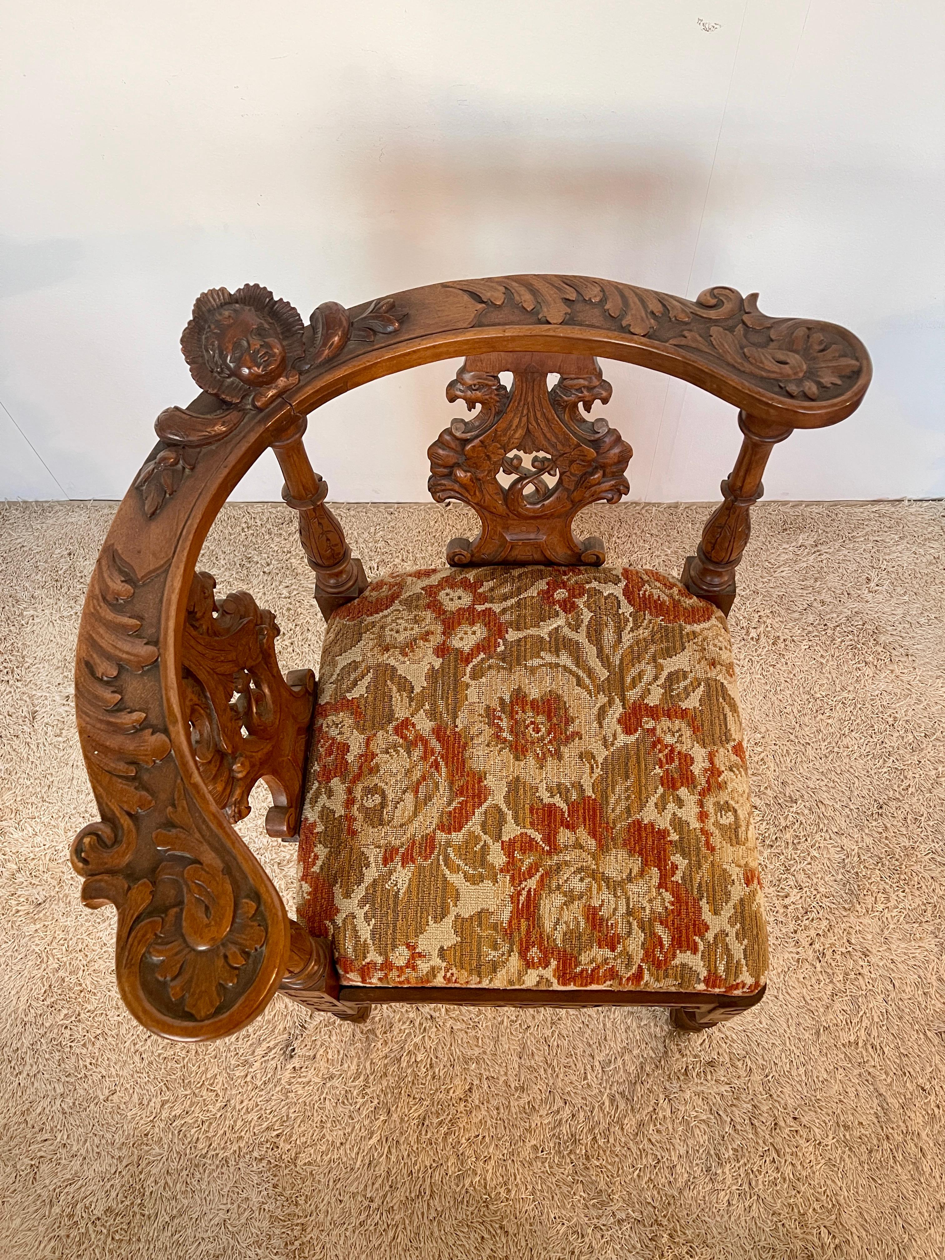 Fauteuil d'angle de style victorien en bois sculpté 1950 Italie en vente 2