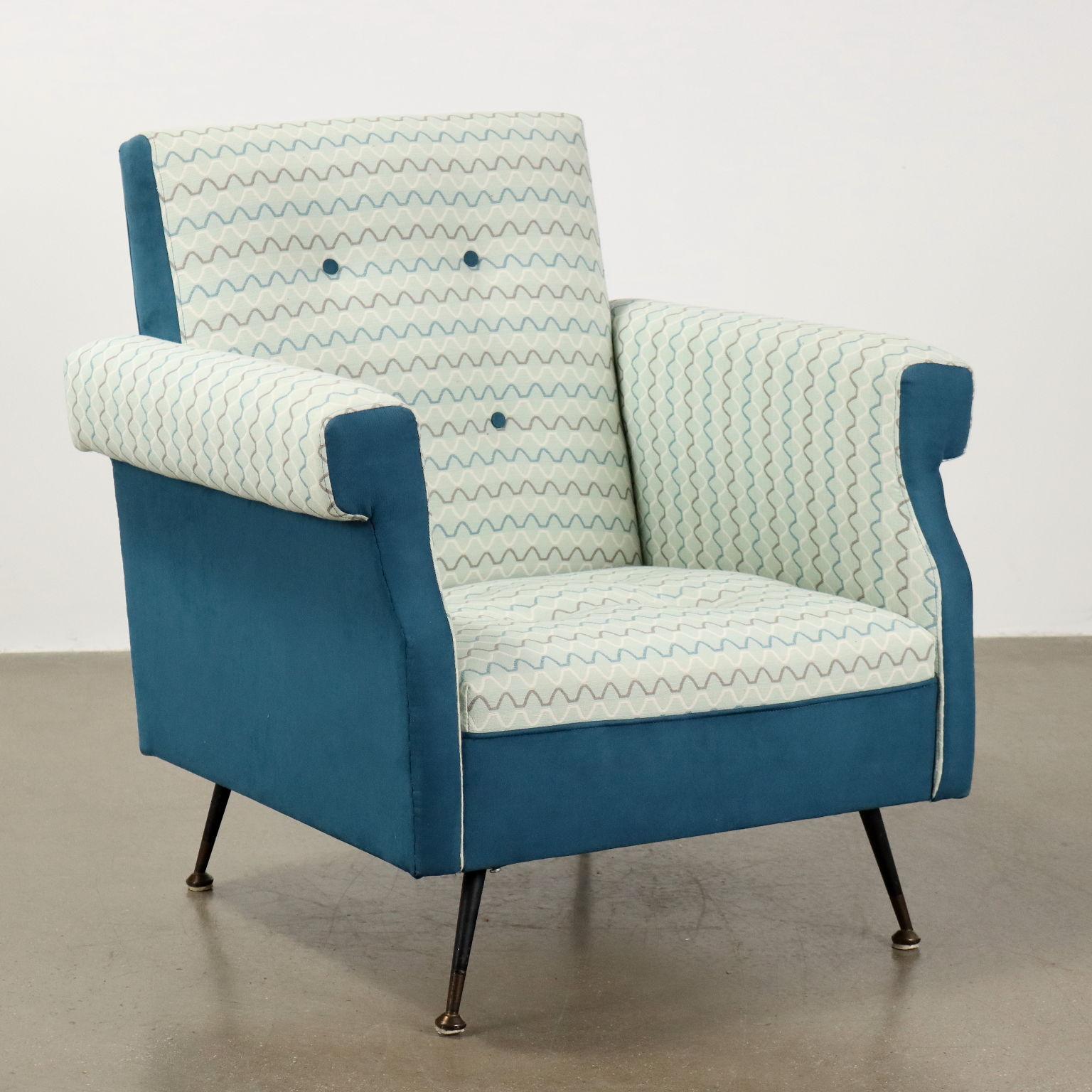 Fauteuil, rembourrage en mousse, revêtement (non original de l'époque) en tissu, pieds en métal émaillé avec virole en laiton. Très bon état, entièrement restauré