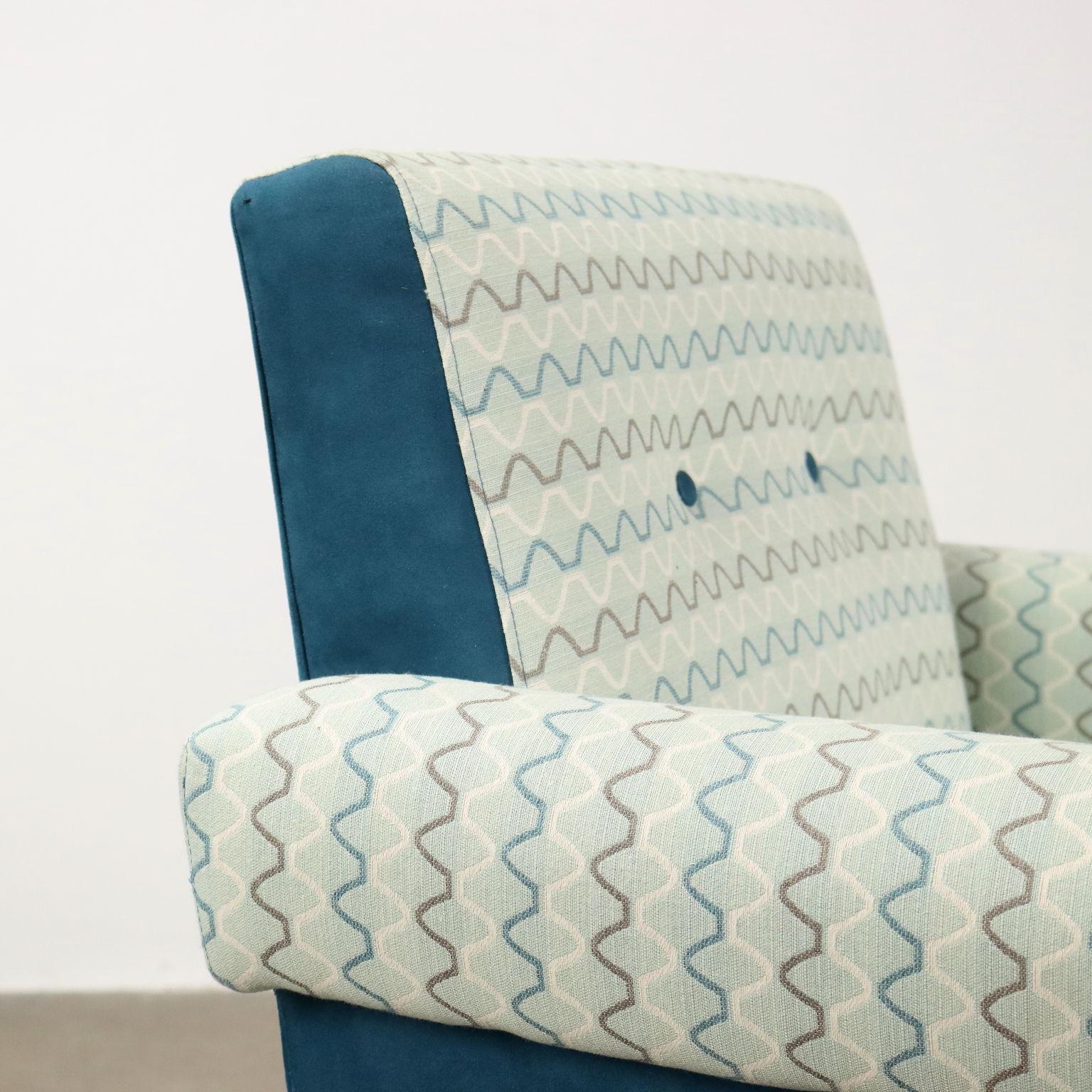 Fauteuil des années 50-60 en tissu blanc et bleu clair Excellent état - En vente à Milano, IT