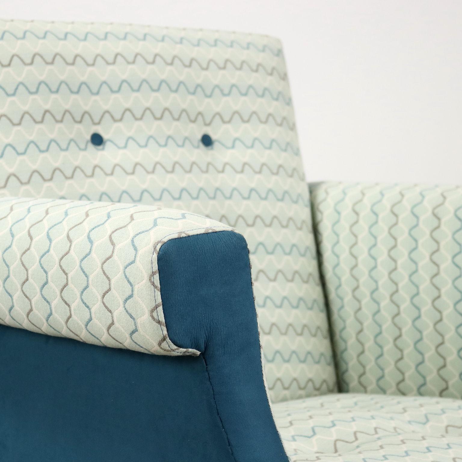 Mid-20th Century Fauteuil des années 50-60 en tissu blanc et bleu clair en vente