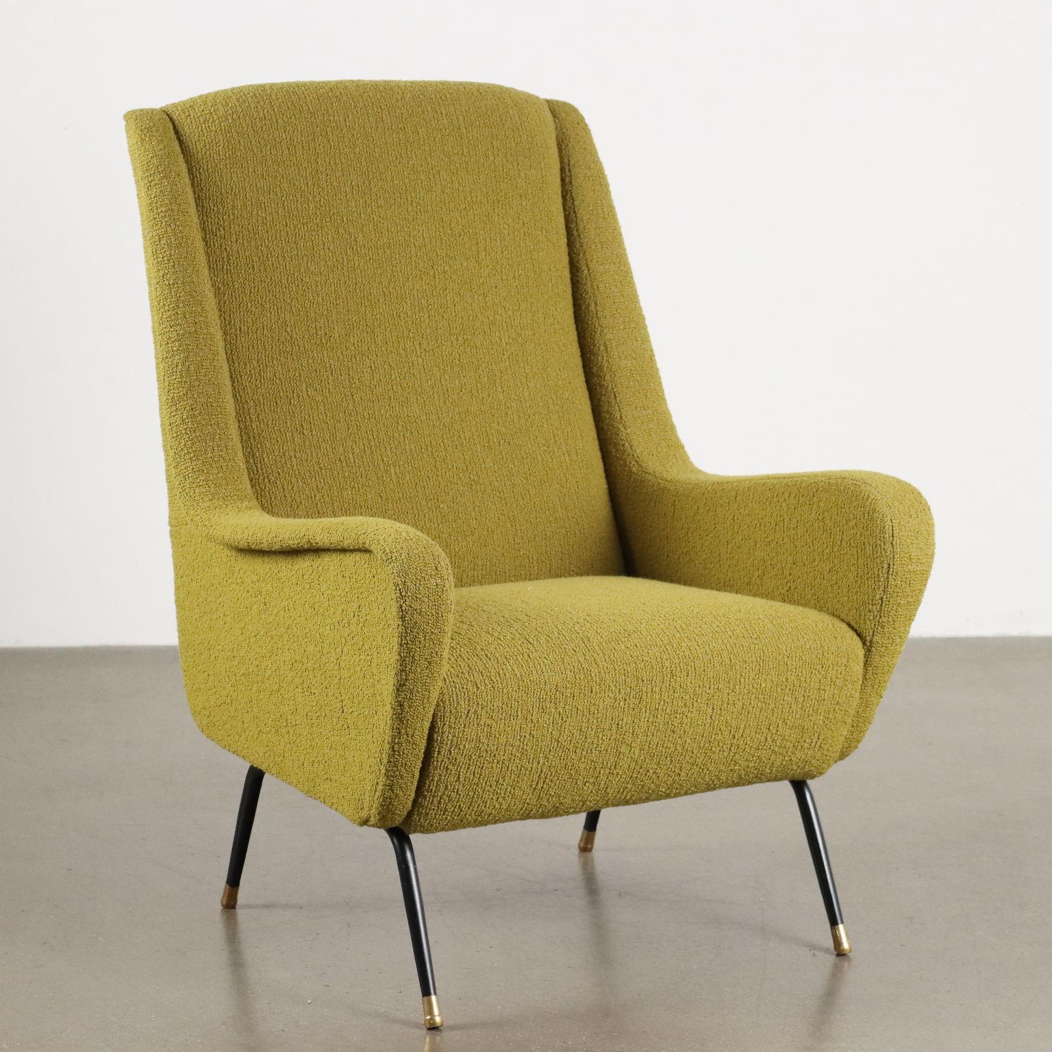 Fauteuil, rembourrage en mousse, revêtement en tissu, (pas d'origine de l'époque) pieds en métal émaillé et embouts en laiton. Très bon état, entièrement restauré.