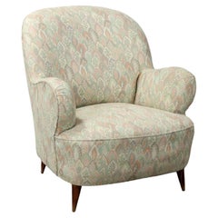 Sillón de tela en tonos pastel de los años 50