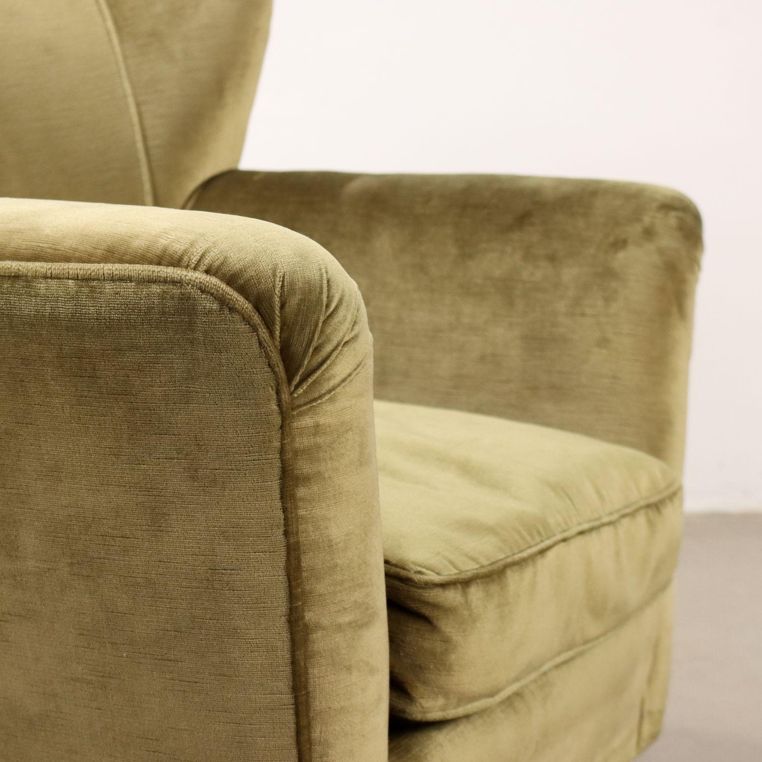 Italian 1950s green velvet armchair For Sale