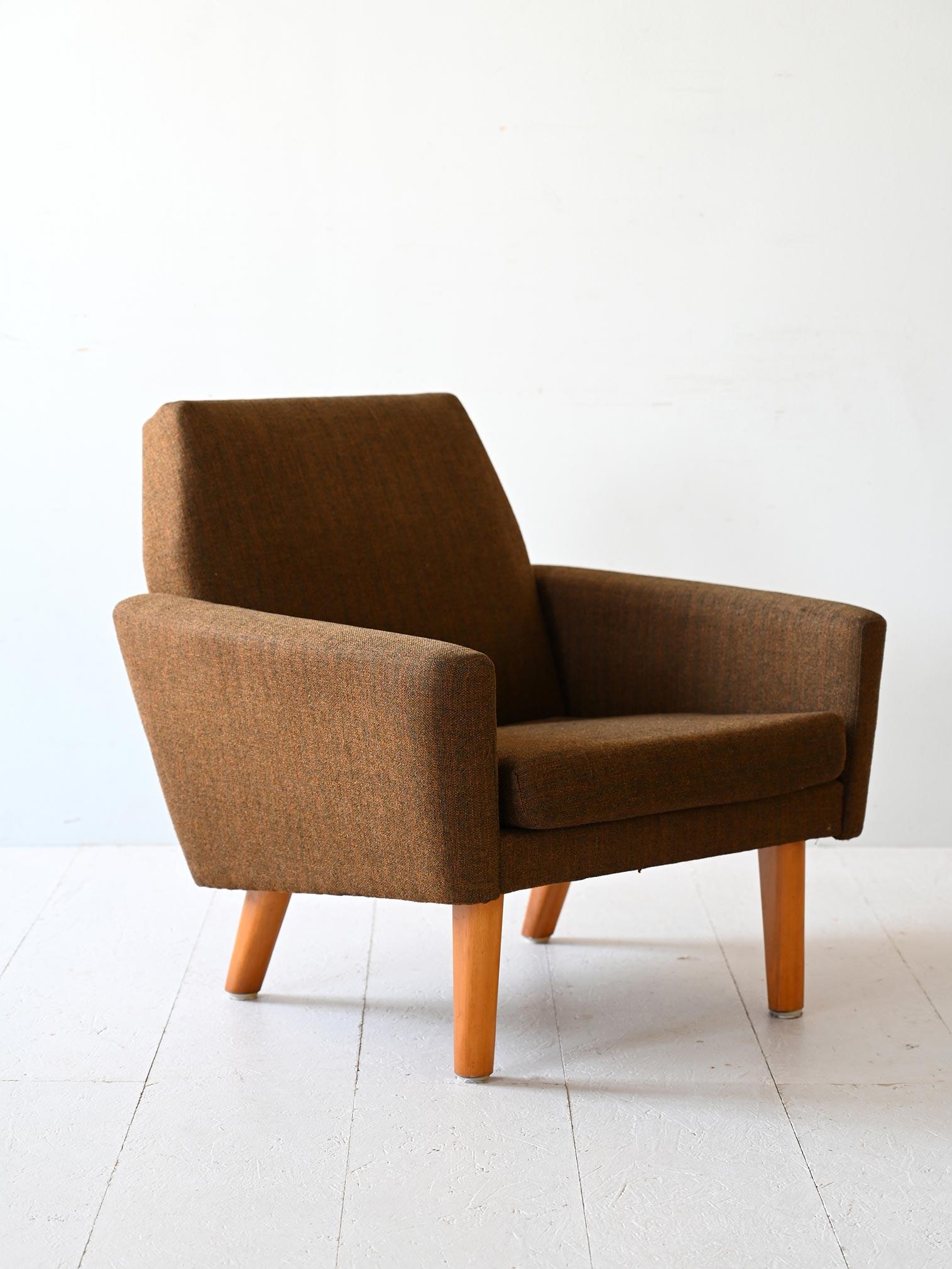 Fauteuil scandinave vintage de Suède. Le siège, qui comprend des accoudoirs, est revêtu d'un tissu d'époque. Les pieds coniques sont en bois. 

État d'origine de l'époque. La structure est stable. Veuillez prêter attention aux photographies. 

AE1317