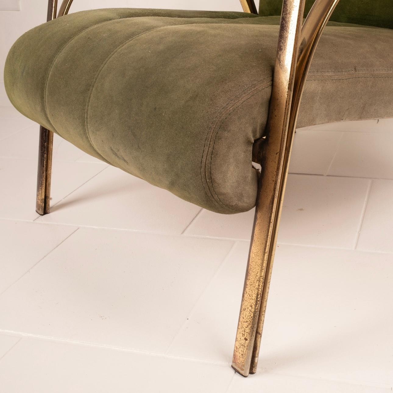 Découvrez un authentique bijou de design vintage avec notre élégant fauteuil de style Hollywood Regency des années 1960, créé par le célèbre designer Vittorio Gregotti.
Réalisé en daim vert fin et doté de profils raffinés en acier plaqué laiton, ce
