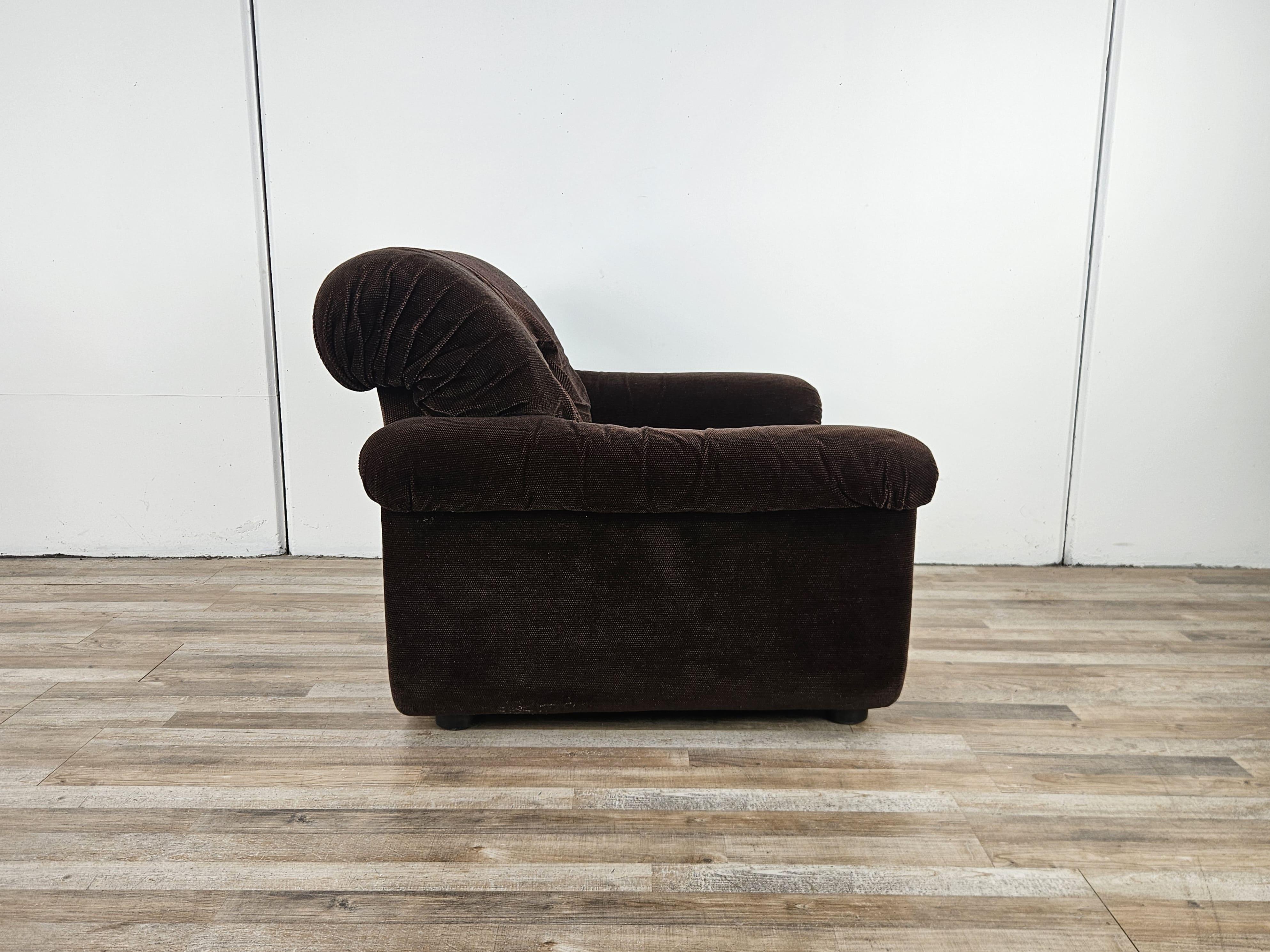 Grande e comoda poltrona vintage anni '70 in stoffa con etichetta sul retro Gruppo industriale B&T Salotti.

Normali segni d'usura dovuti da età e utilizzo.