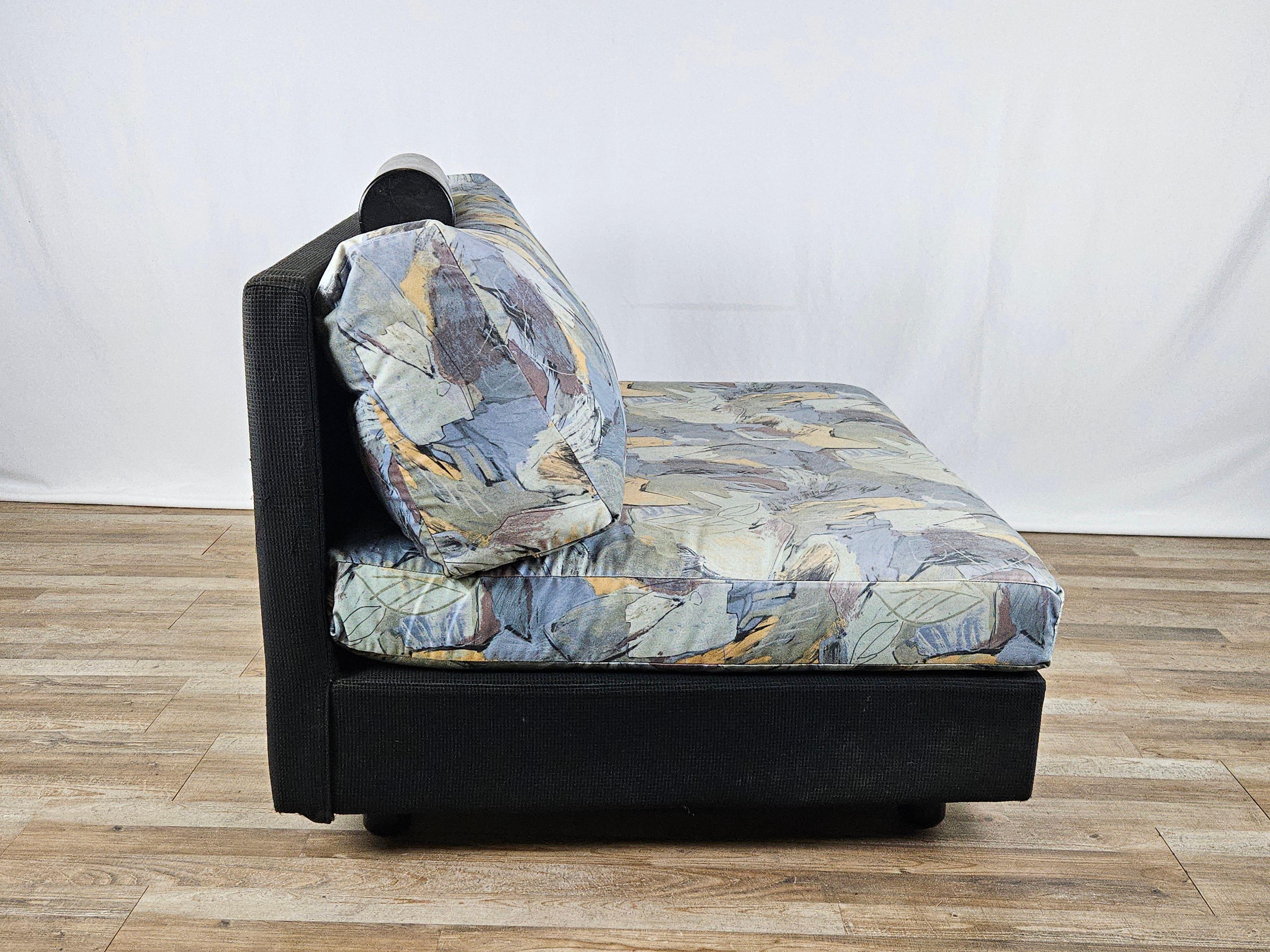 1970s upholstered armchair with headrest In Good Condition For Sale In Premariacco, IT