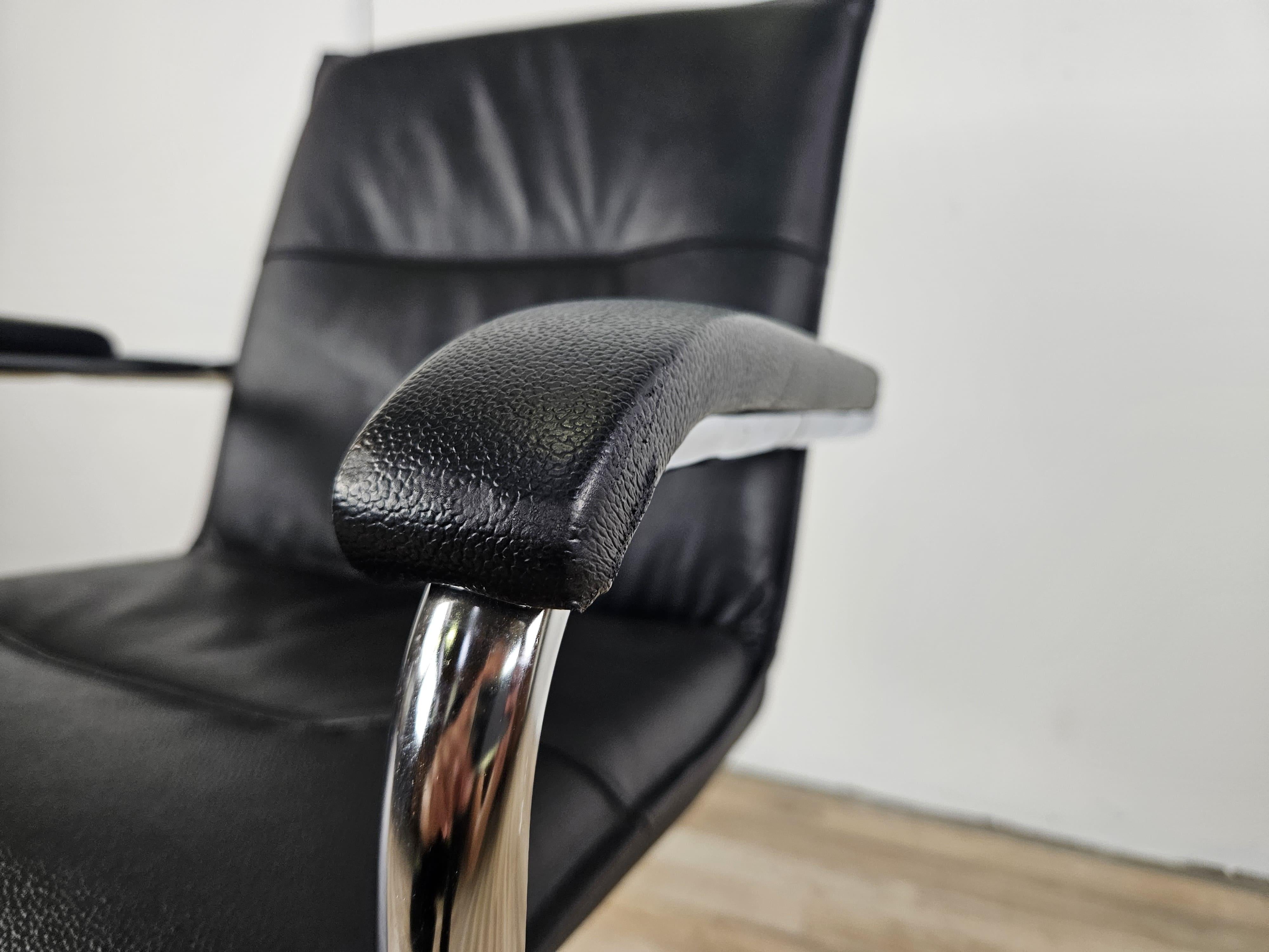1970s armchair made of tubular steel and black faux leather For Sale 3