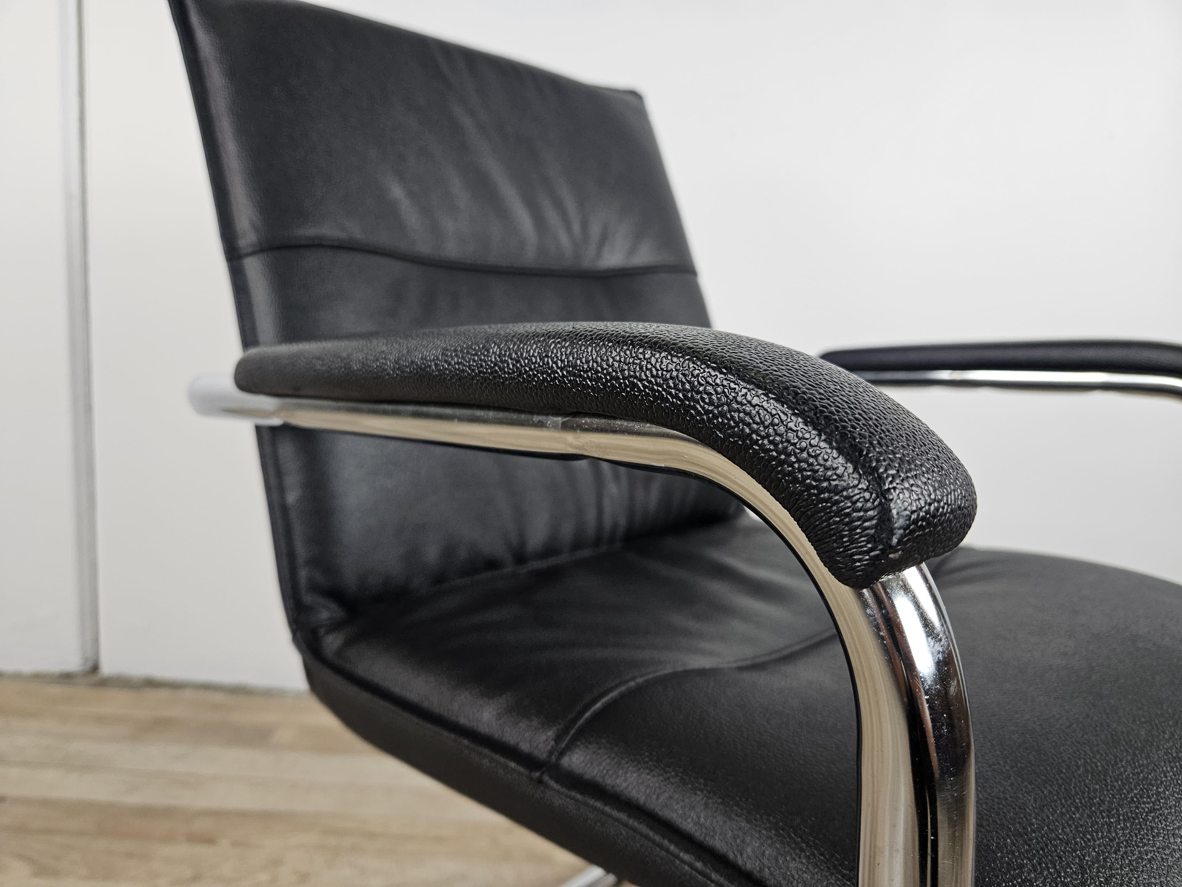1970s armchair made of tubular steel and black faux leather For Sale 5