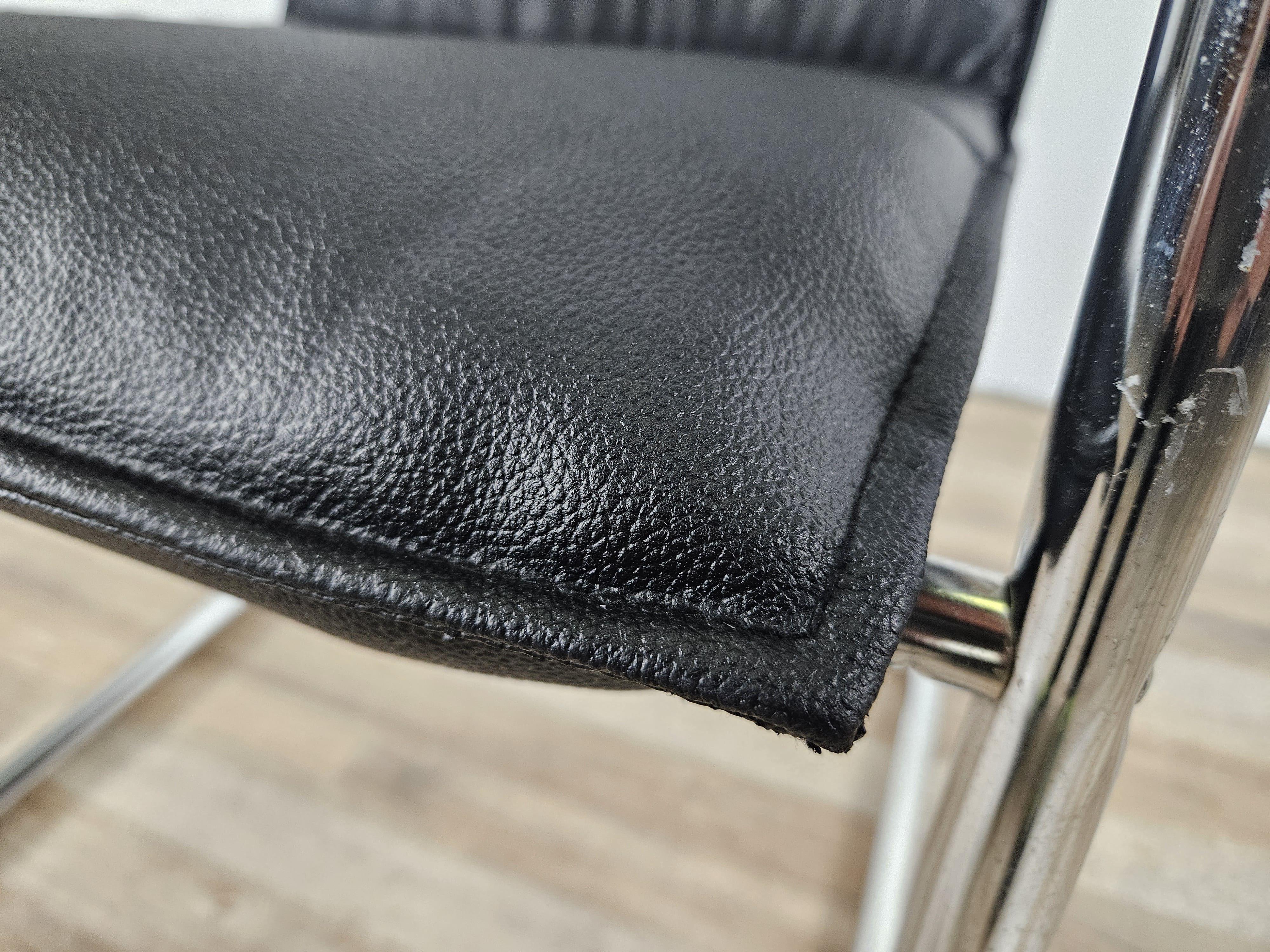 1970s armchair made of tubular steel and black faux leather For Sale 7