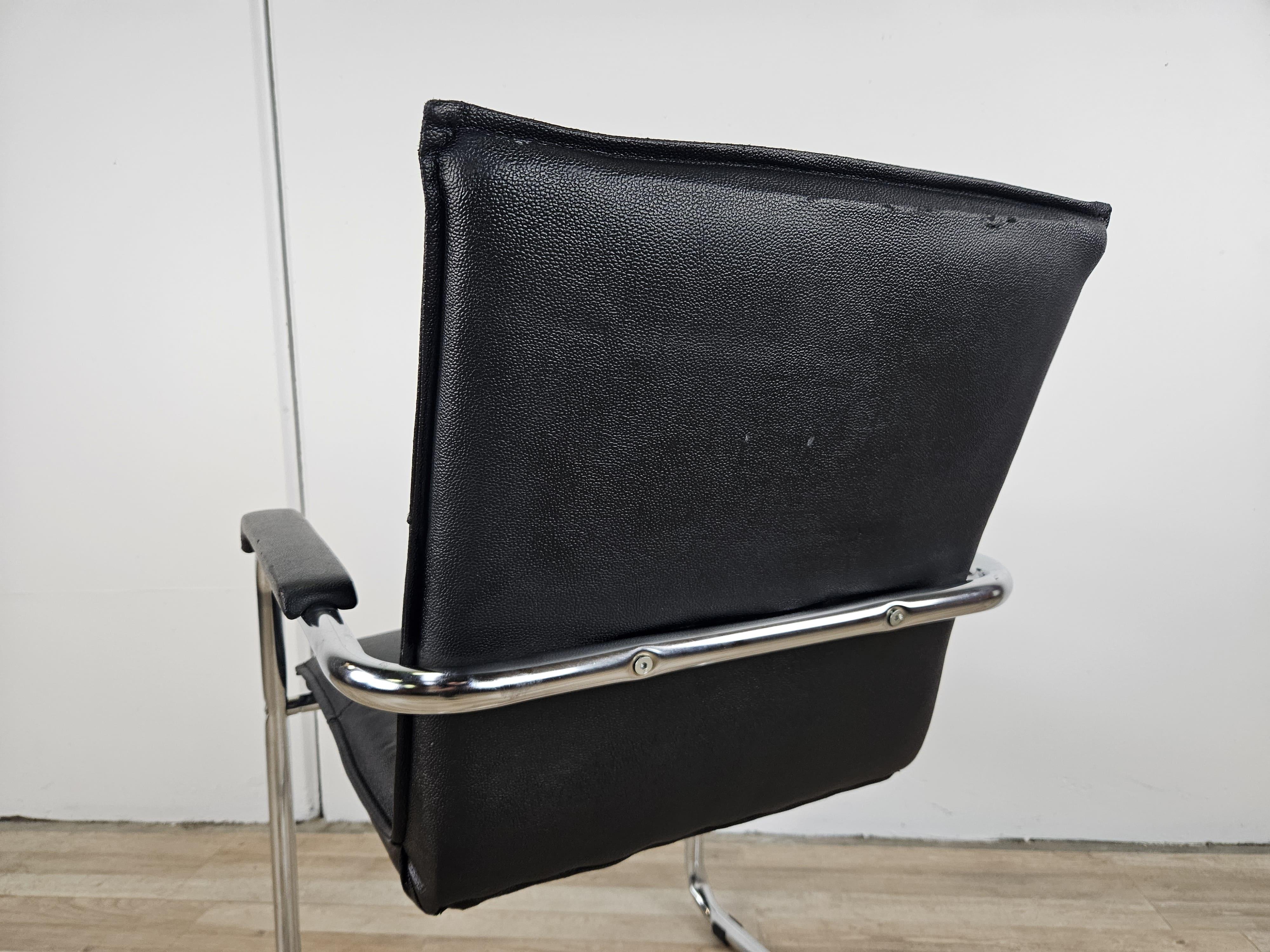 1970s armchair made of tubular steel and black faux leather For Sale 10