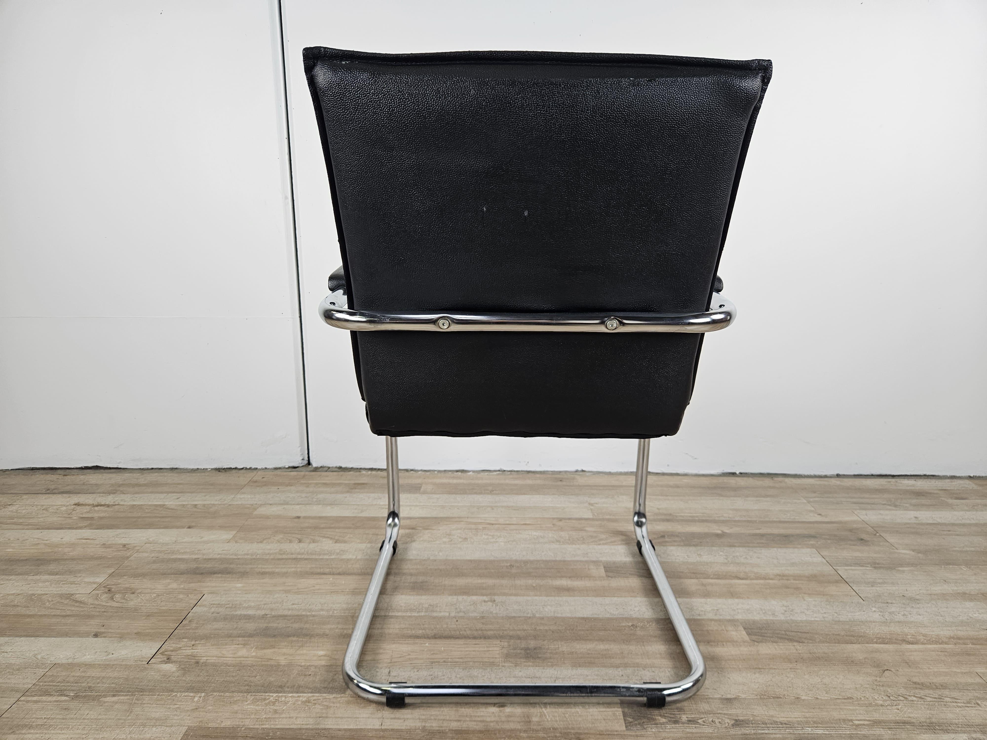 1970s armchair made of tubular steel and black faux leather In Good Condition For Sale In Premariacco, IT