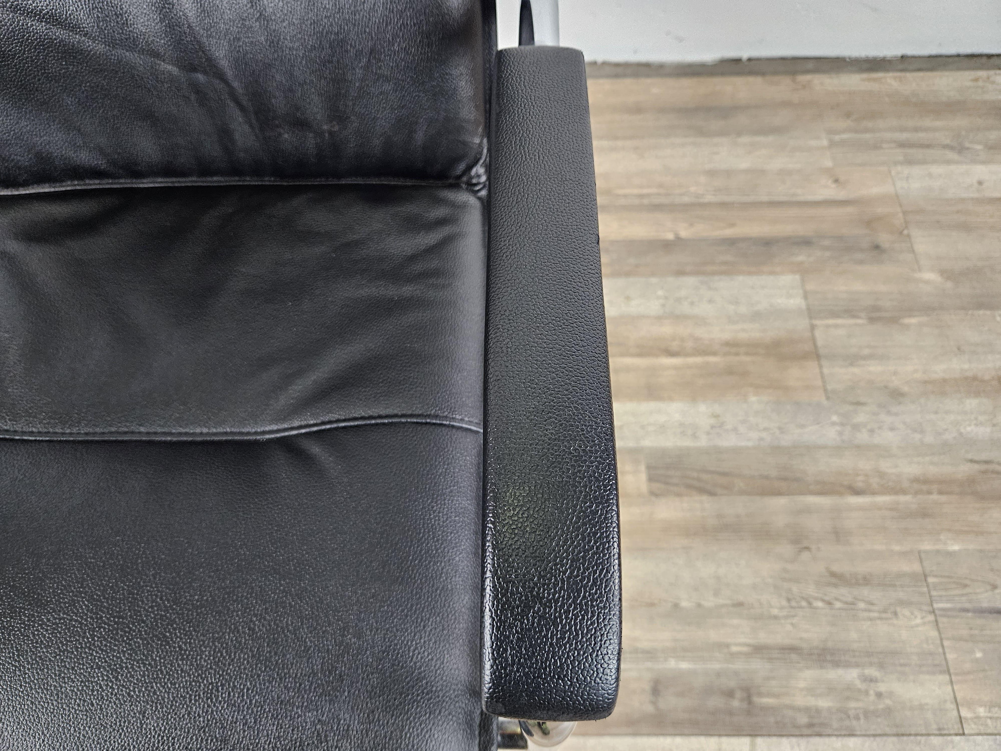 1970s armchair made of tubular steel and black faux leather For Sale 2