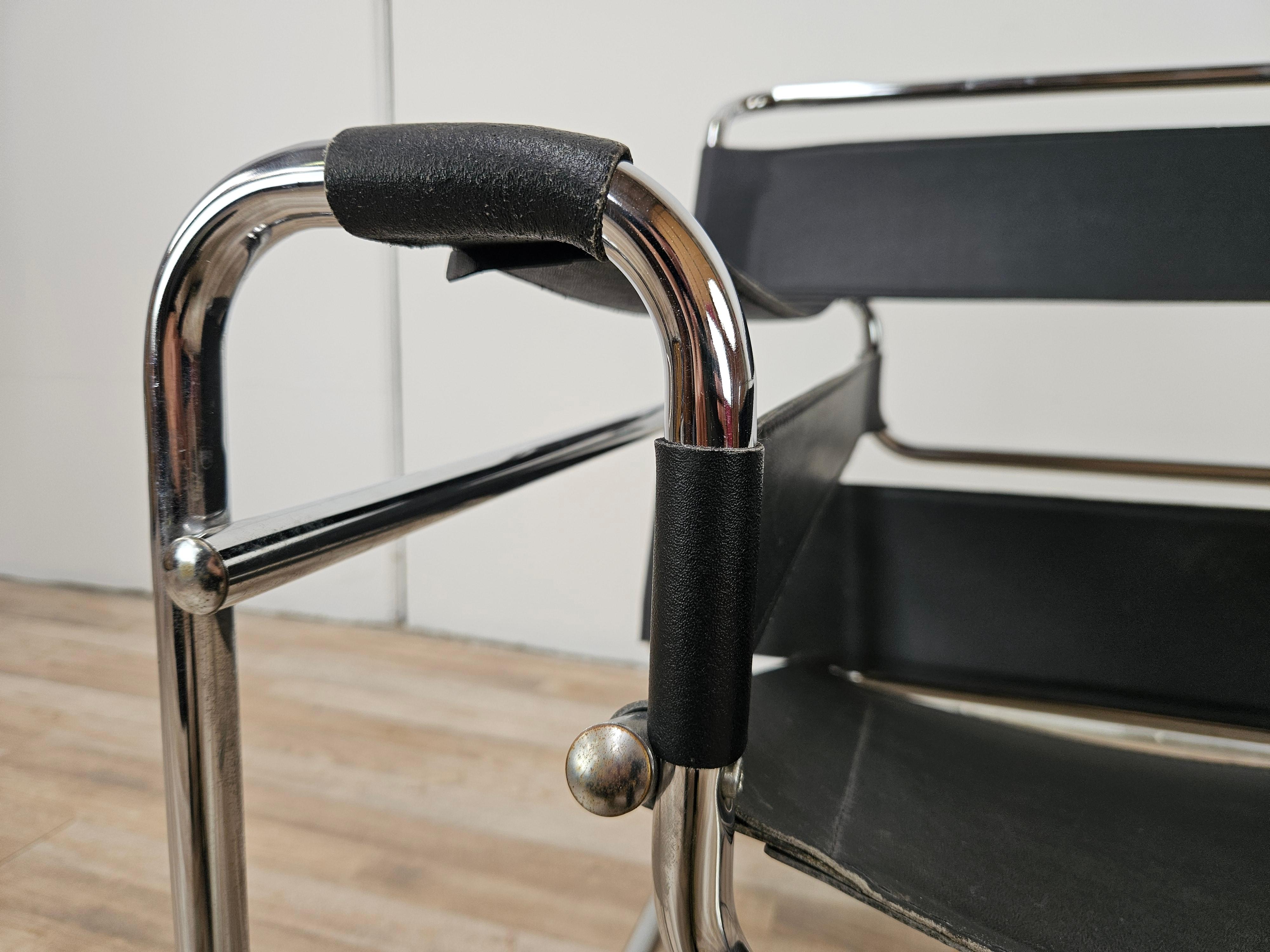 1970s armchair made of chrome tubing and black leather For Sale 4