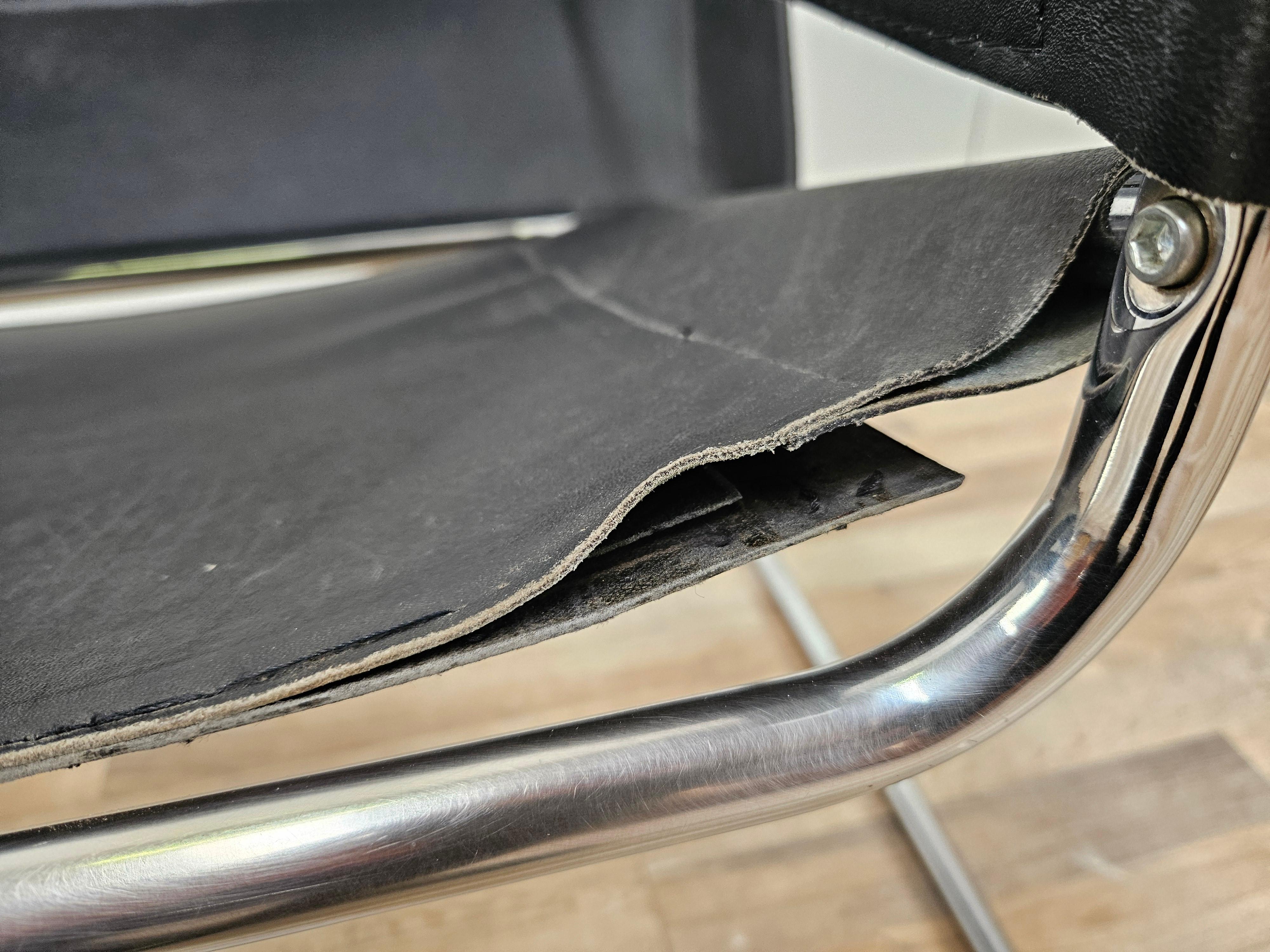 1970s armchair made of chrome tubing and black leather For Sale 7