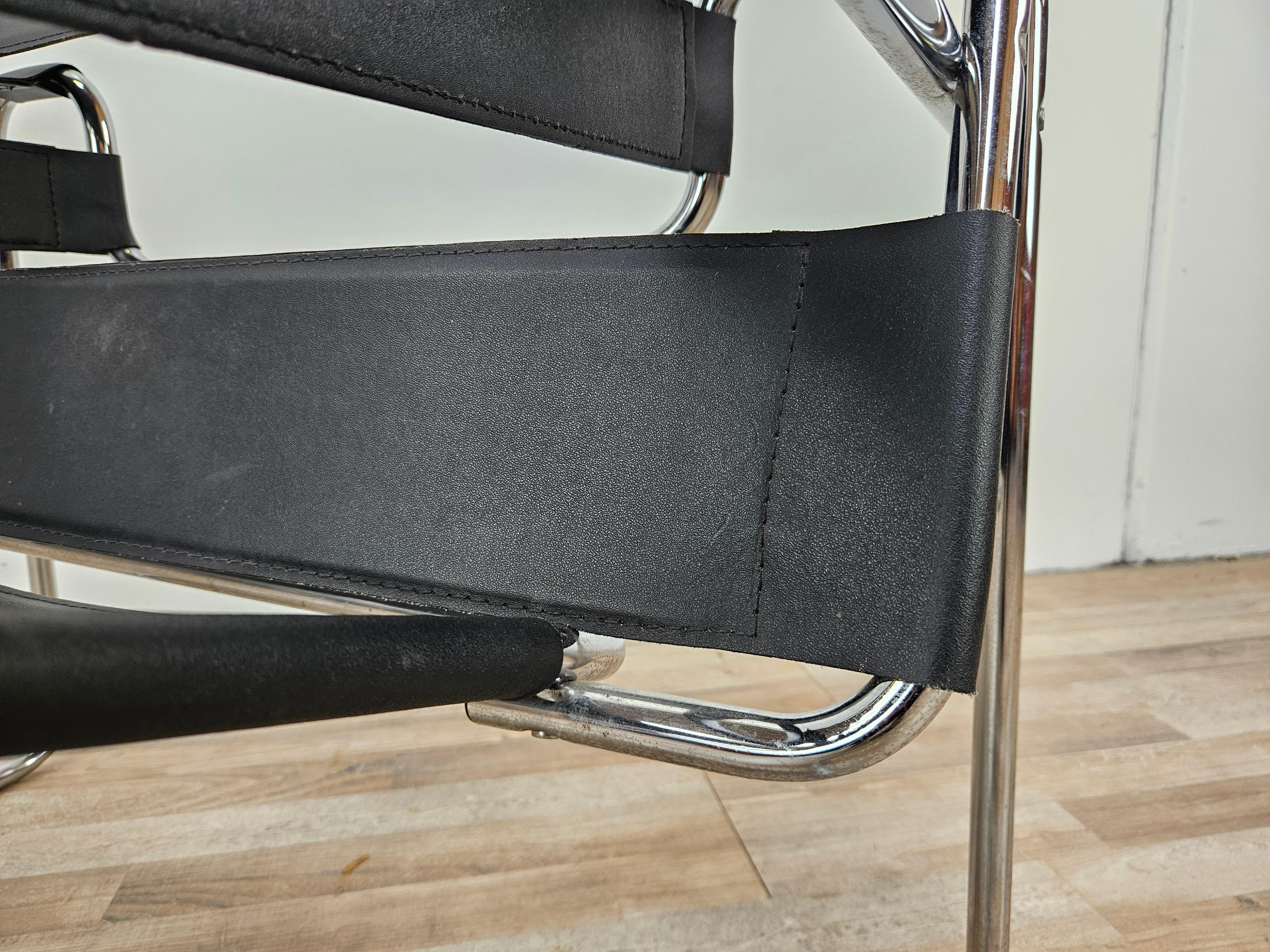 1970s armchair made of chrome tubing and black leather For Sale 10