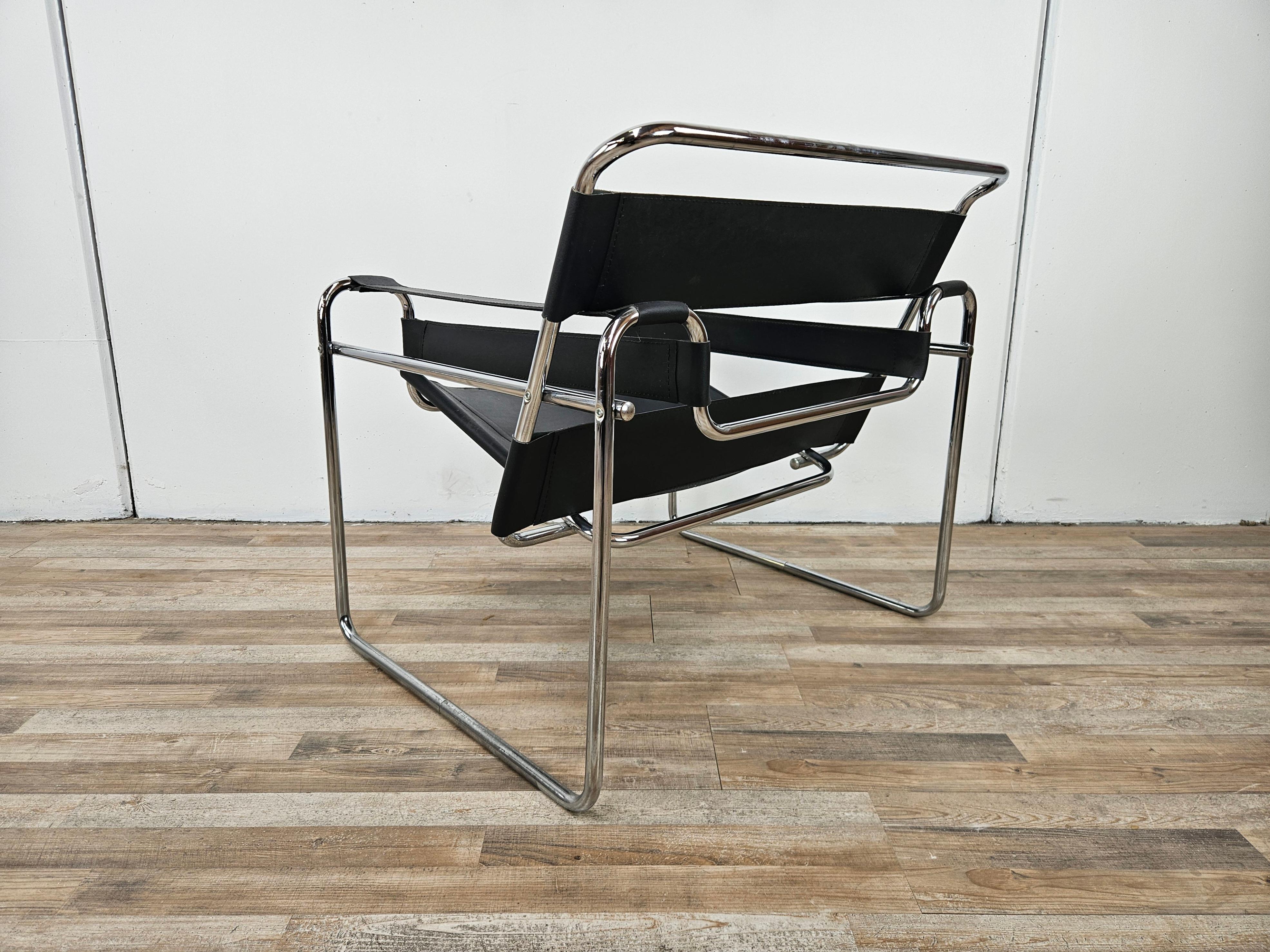 Italian 1970s armchair made of chrome tubing and black leather For Sale