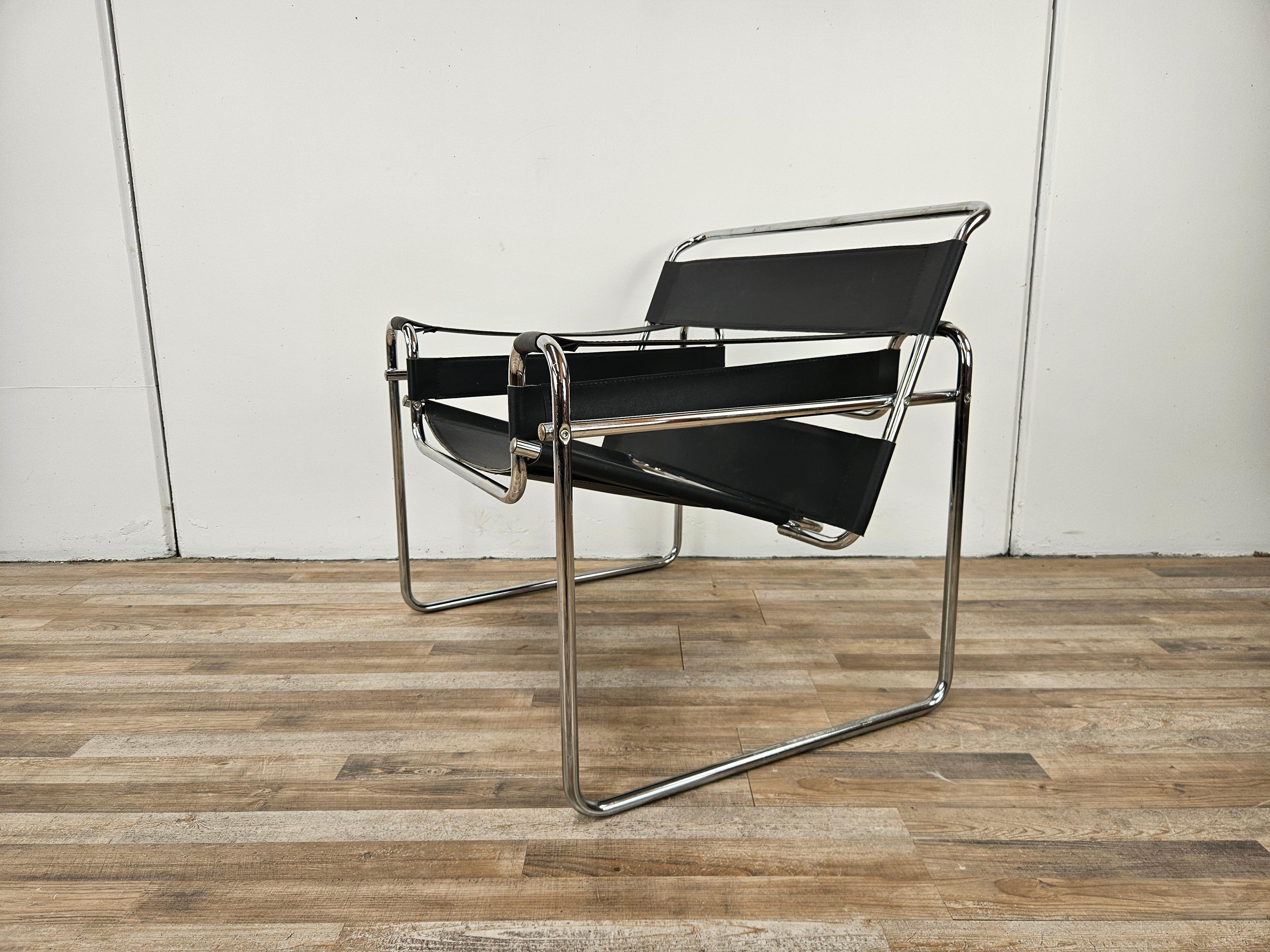 1970s armchair made of chrome tubing and black leather In Good Condition For Sale In Premariacco, IT