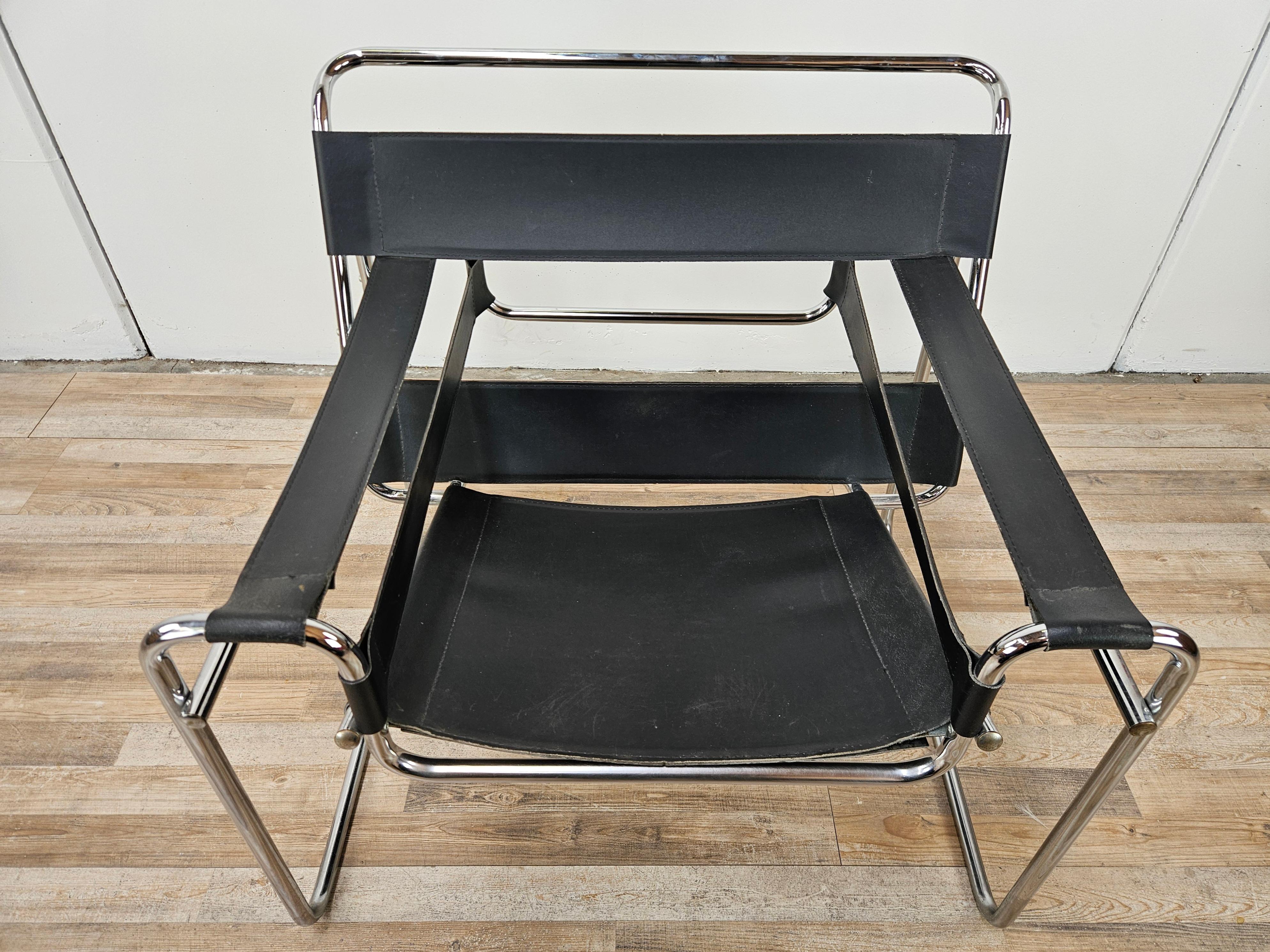 Late 20th Century 1970s armchair made of chrome tubing and black leather For Sale