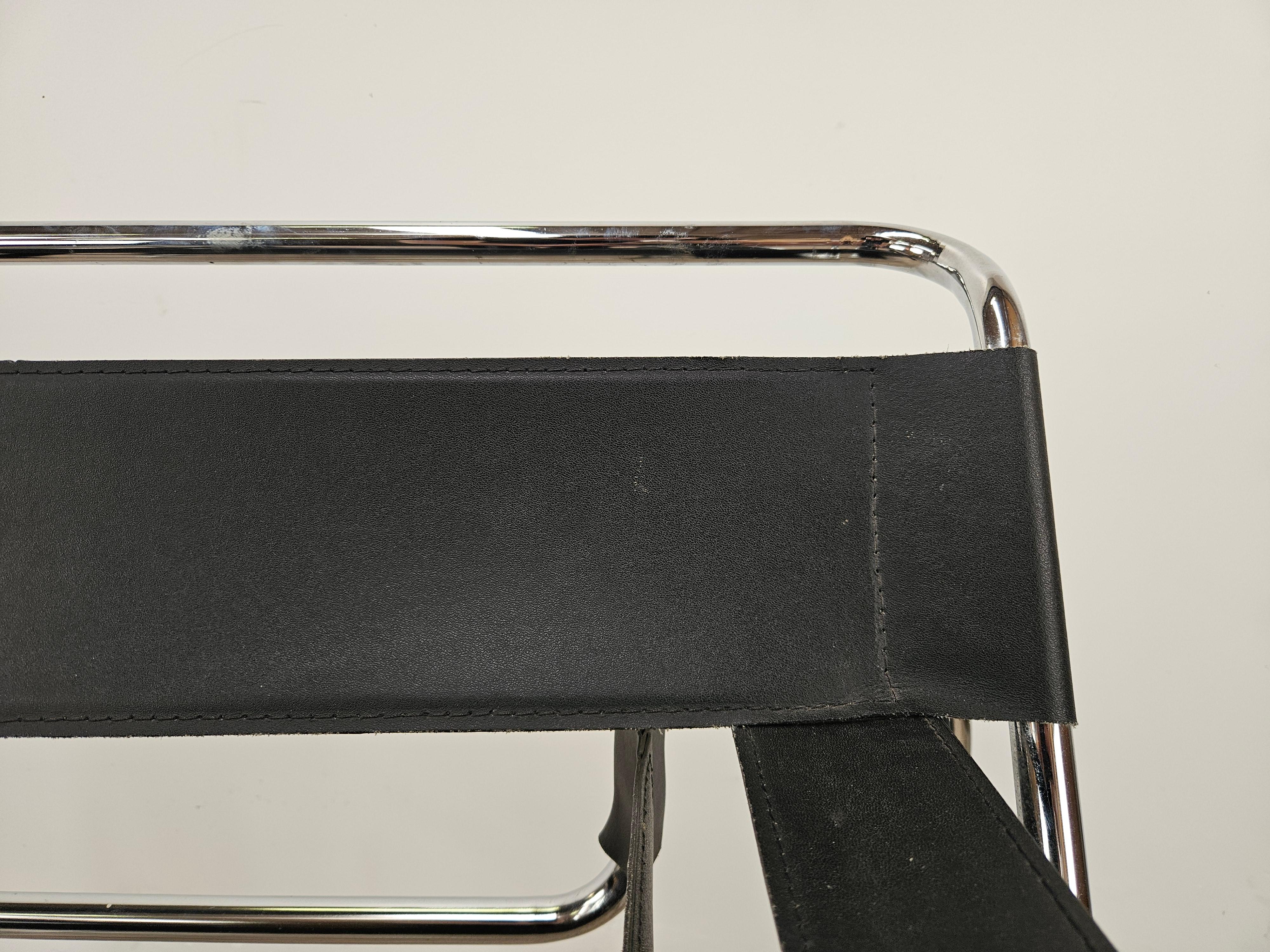 Metal 1970s armchair made of chrome tubing and black leather For Sale