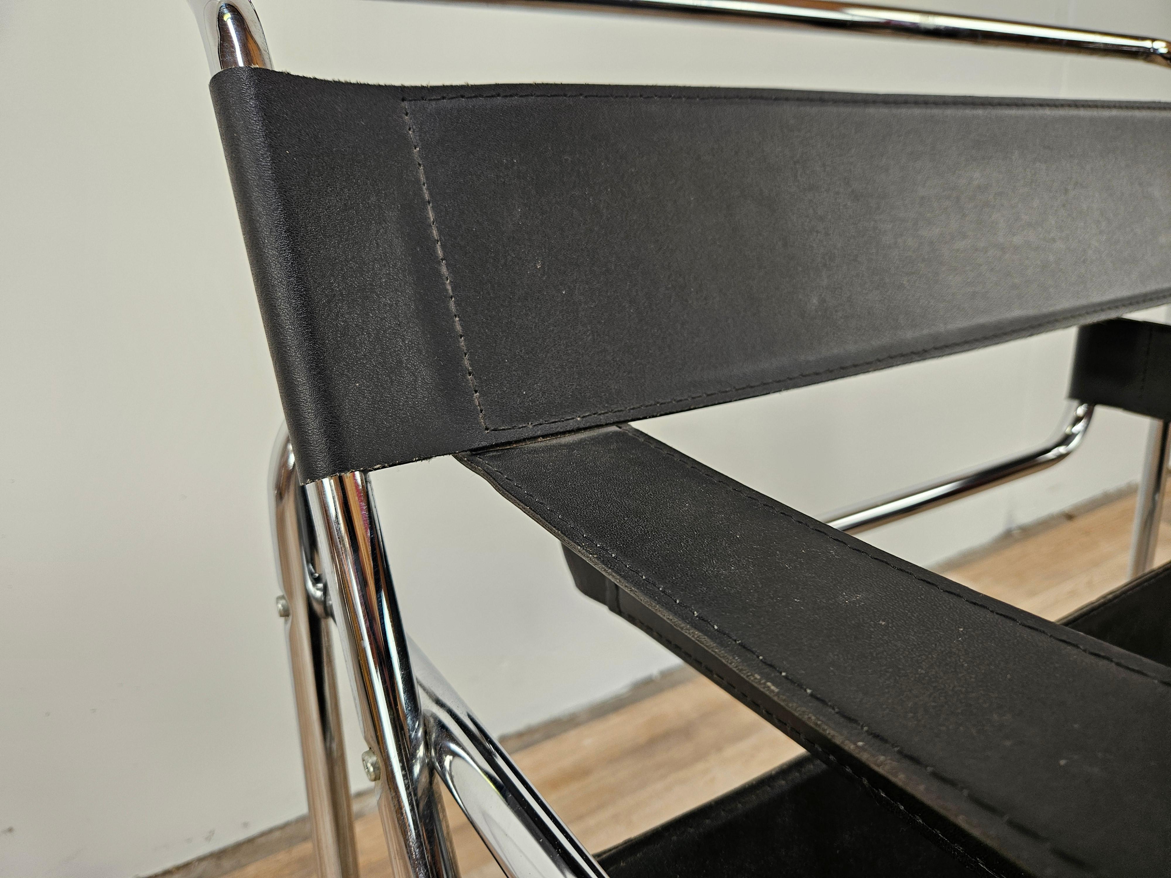 1970s armchair made of chrome tubing and black leather For Sale 1