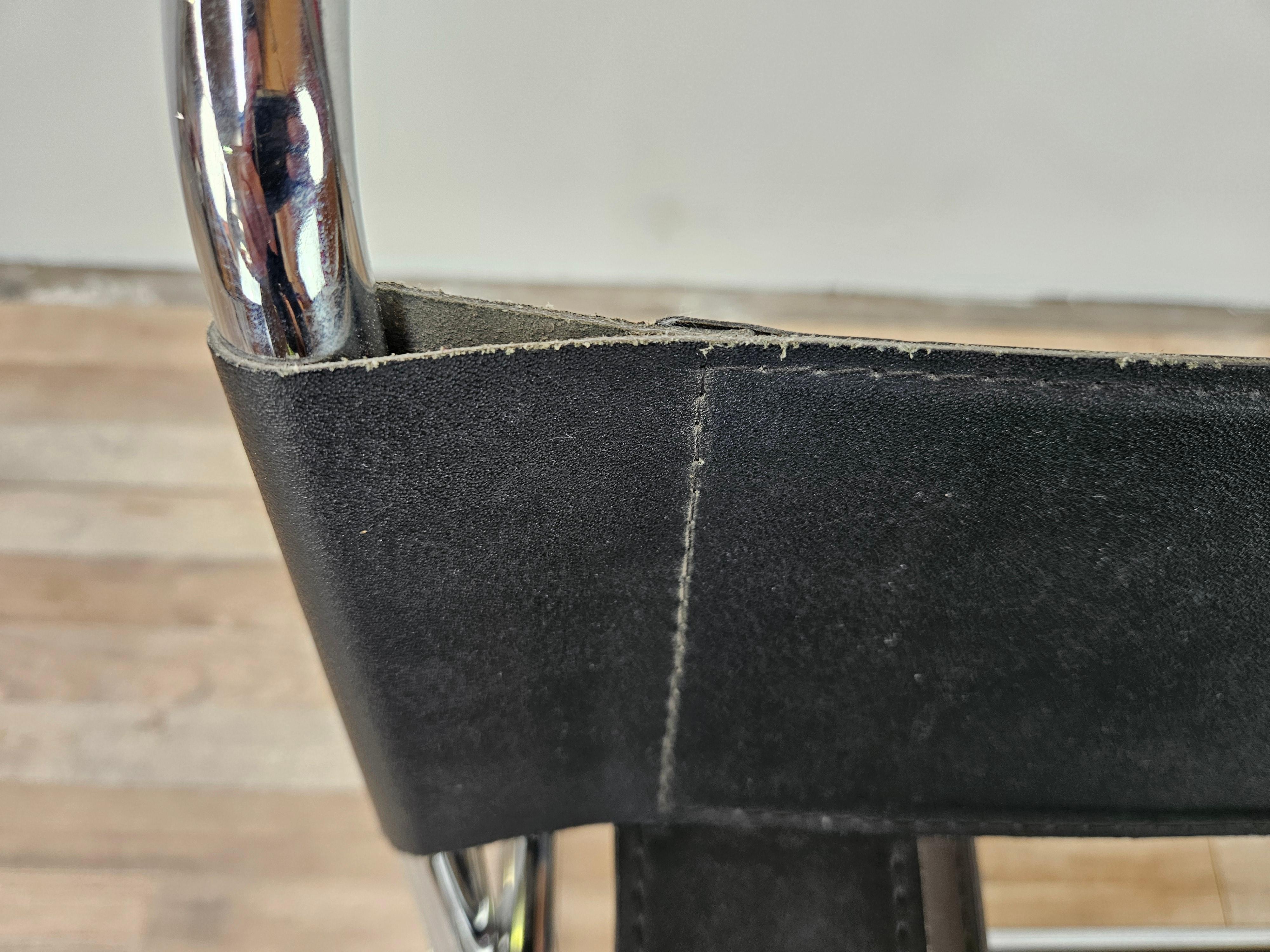 1970s armchair made of chrome tubing and black leather For Sale 2