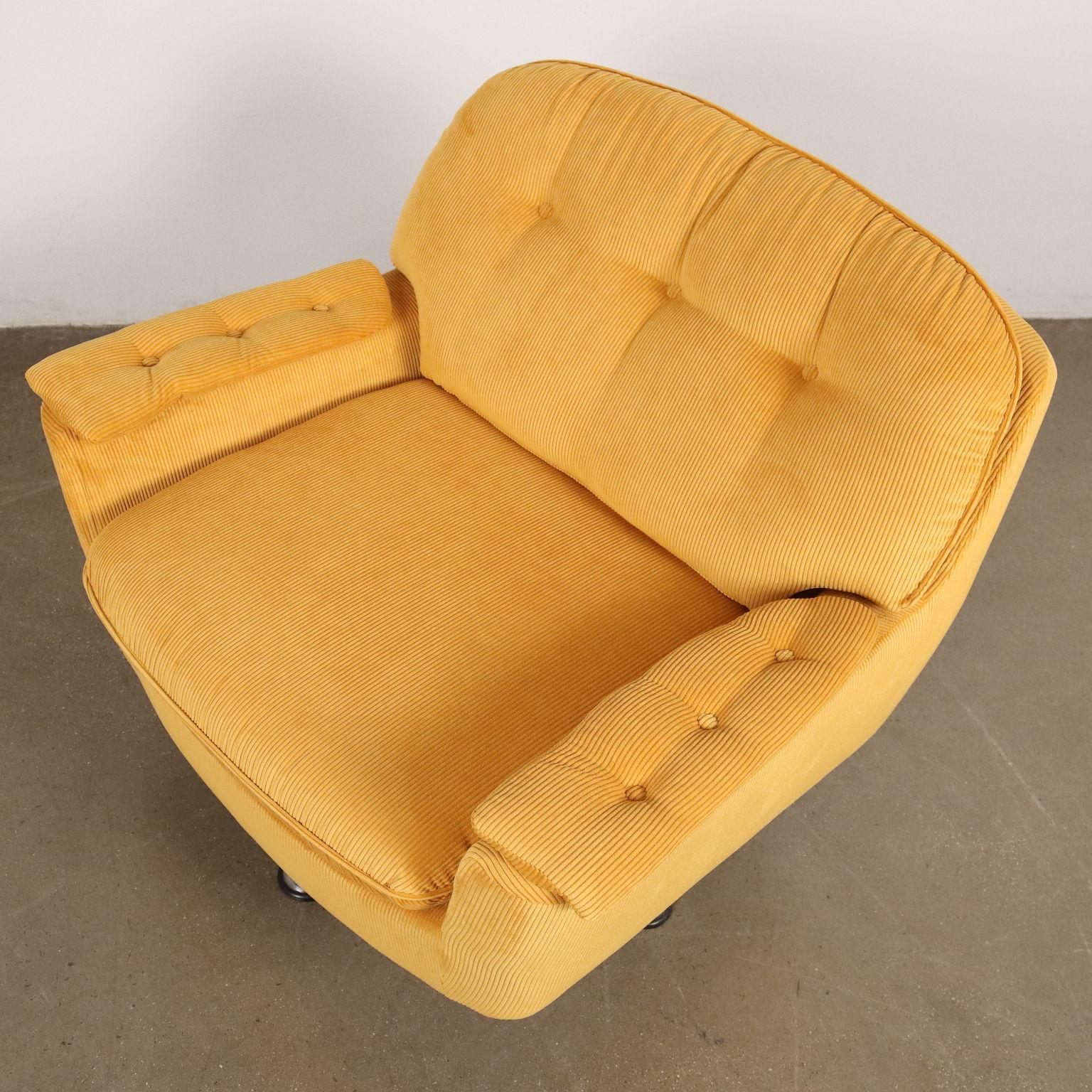 1970s yellow corduroy armchair, restored In Excellent Condition For Sale In Milano, IT