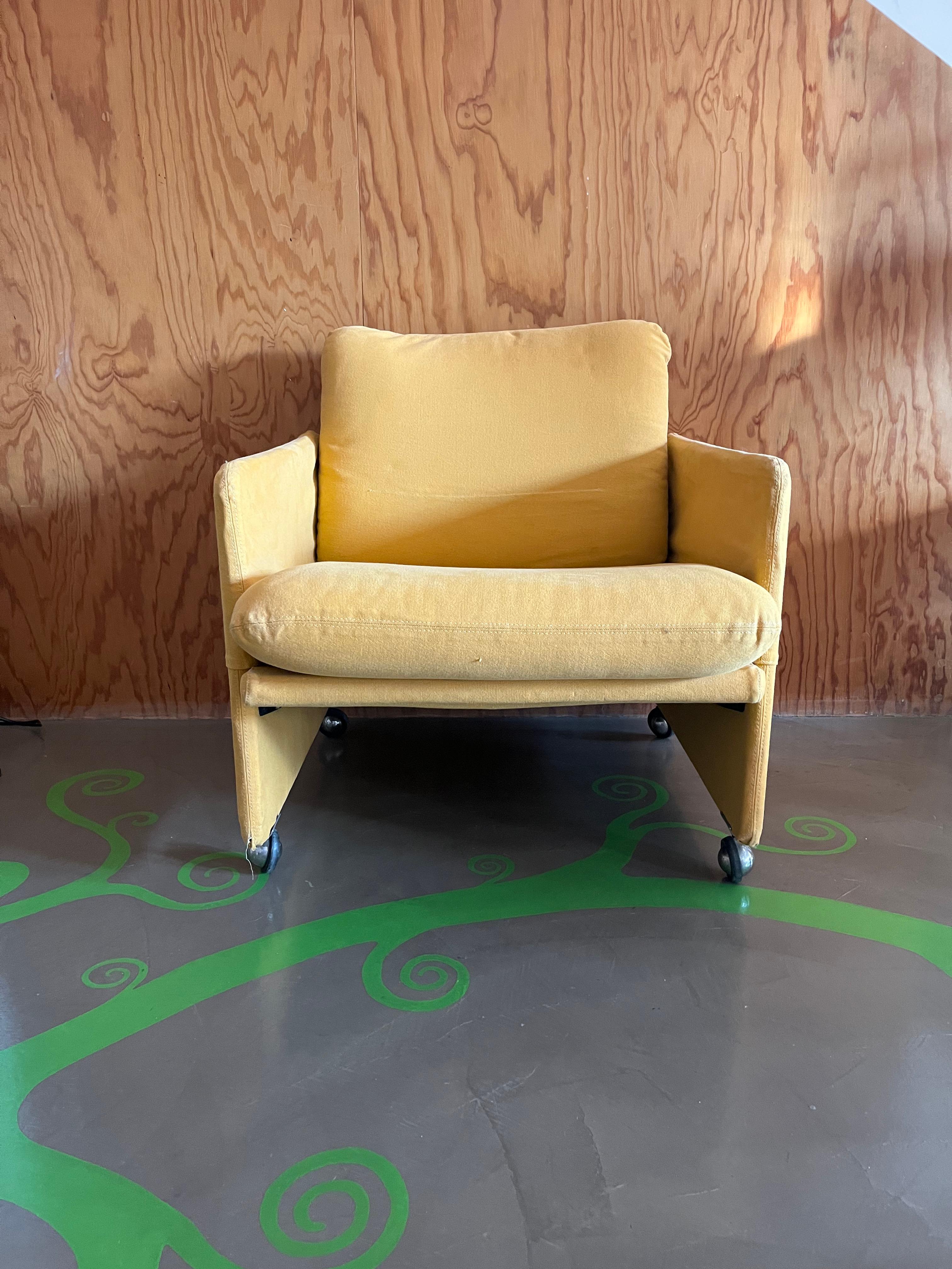Wunderschöner Sessel, entworfen von Marco Zanuso für Arflex. 

Ein schöner und funktioneller, leichter Sessel, der in jedes Wohnzimmer passt und sich dank seiner originellen Chromrollen leicht bewegen lässt. Er ist klein und eignet sich perfekt zum