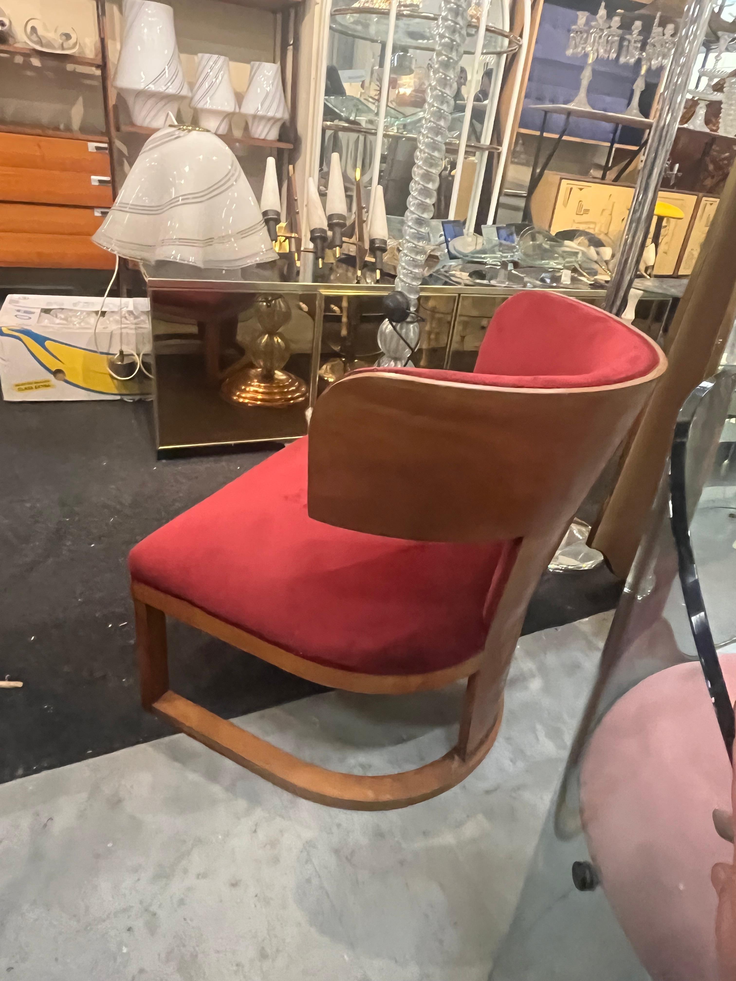 Italian Art Deco armchair by Ernesto Lapadula 1930s made of Walnut wood and Fuchsia velvet For Sale