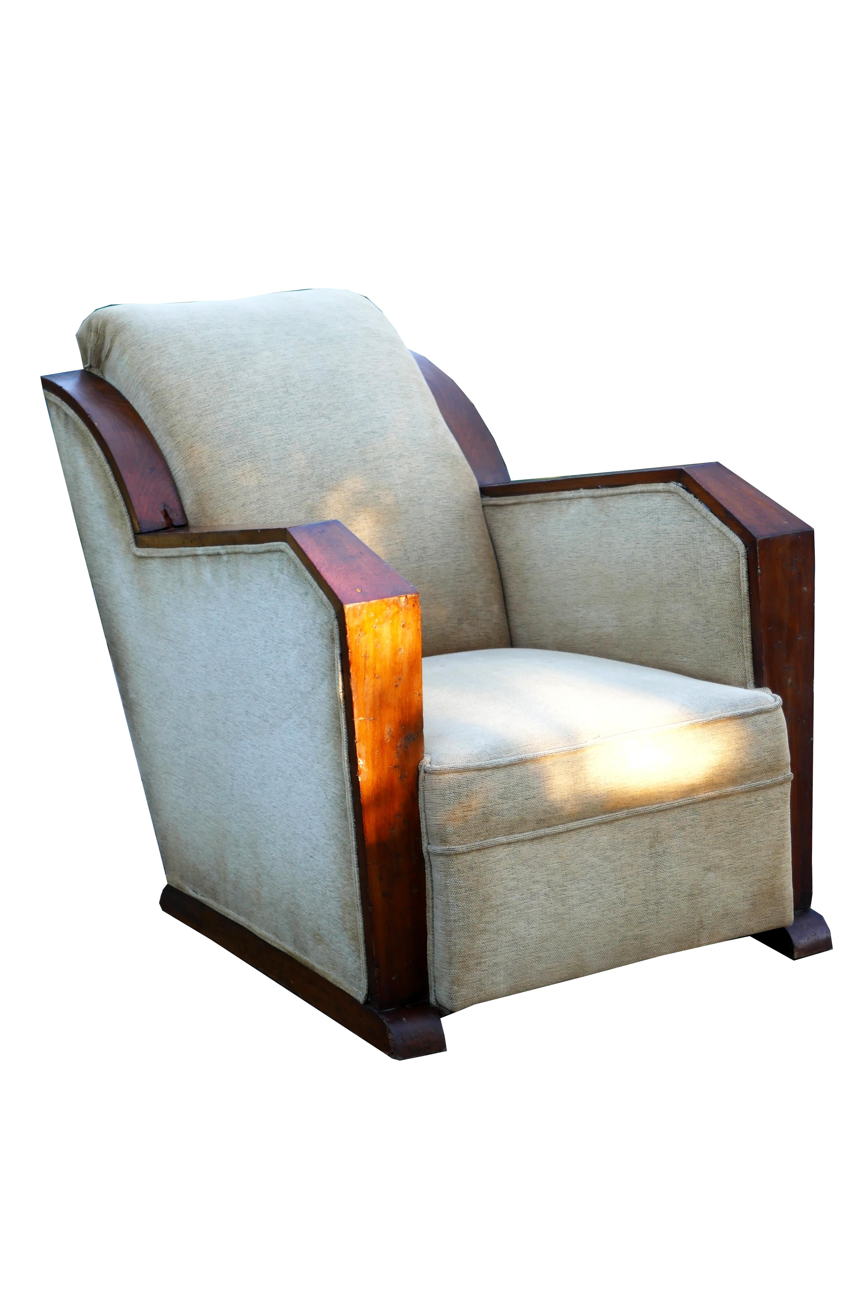 Ein französischer Art Deco Sessel möglich Andre Domin & Marcel Genevrieve für Maison Dominique 1920/30.
Nicht perfekter Holzrahmen und Originalstoff aus der Zeit.
Die Arme sind nach außen abgewinkelt, 57 cm breit an den Schultern  und 71 cm in der