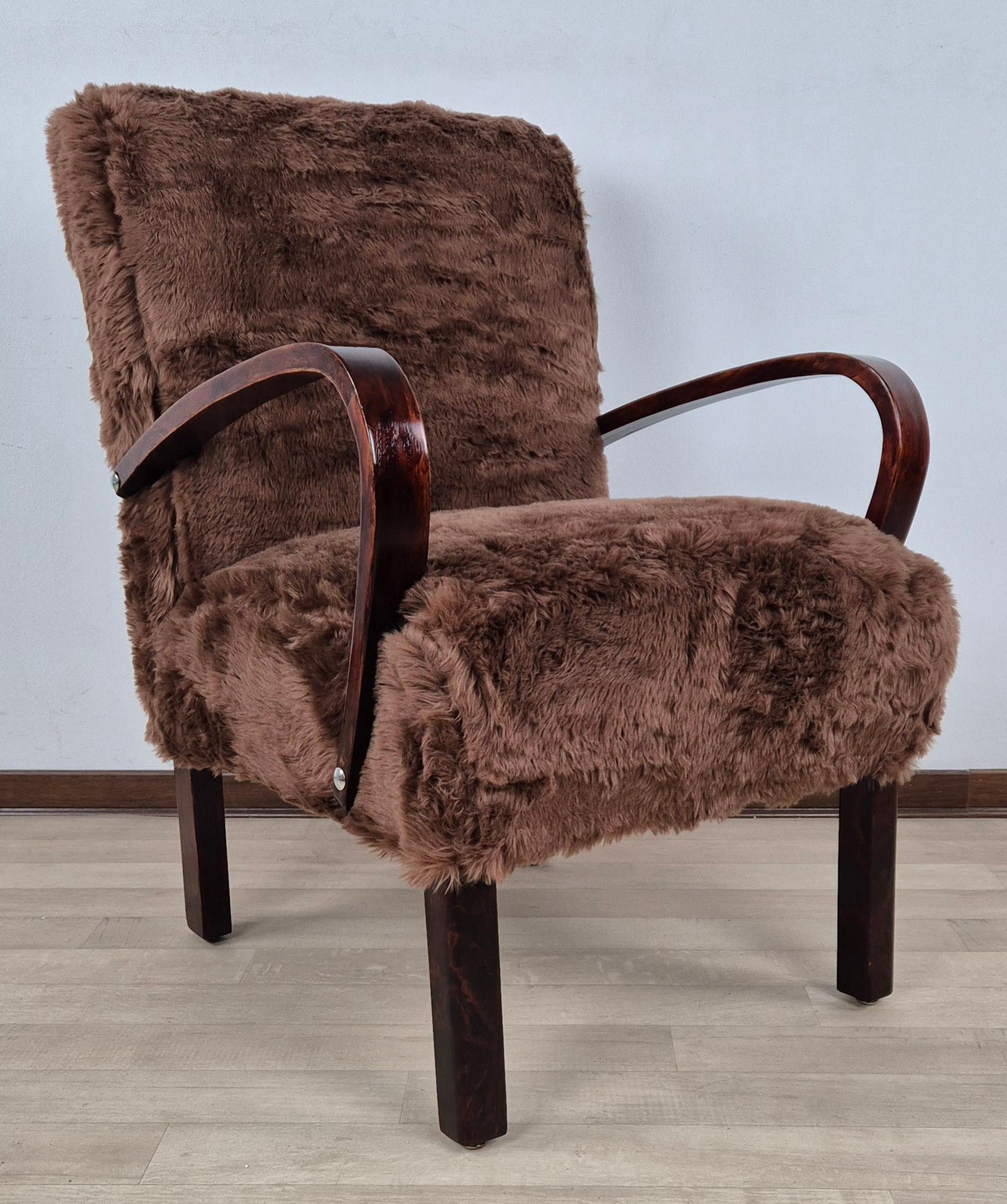 Wiener Art Deco Sessel aus der Blütezeit des Art Deco.
Der Sessel wurde mit Schellack restauriert und befindet sich in einem AUSGEZEICHNETEN Zustand. (Die Polsterung sowie der Stoff sind neu).
Bequem und sehr leicht und mit klassischem