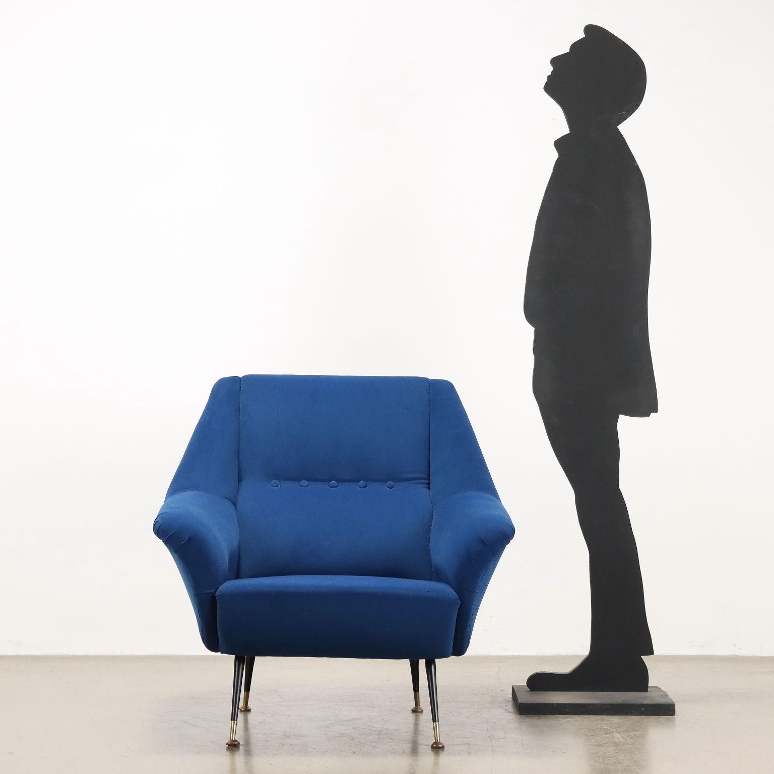 Fauteuil, rembourrage en mousse, revêtement (non original de l'époque) en tissu, pieds en métal émaillé et viroles en laiton. Très bon état, entièrement restauré.